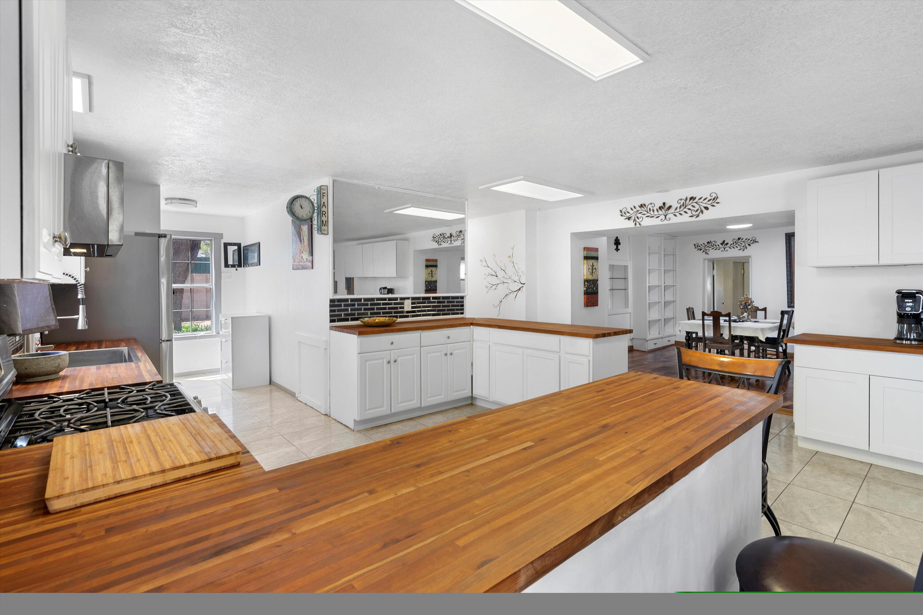 1128 Los Lentes Road NE