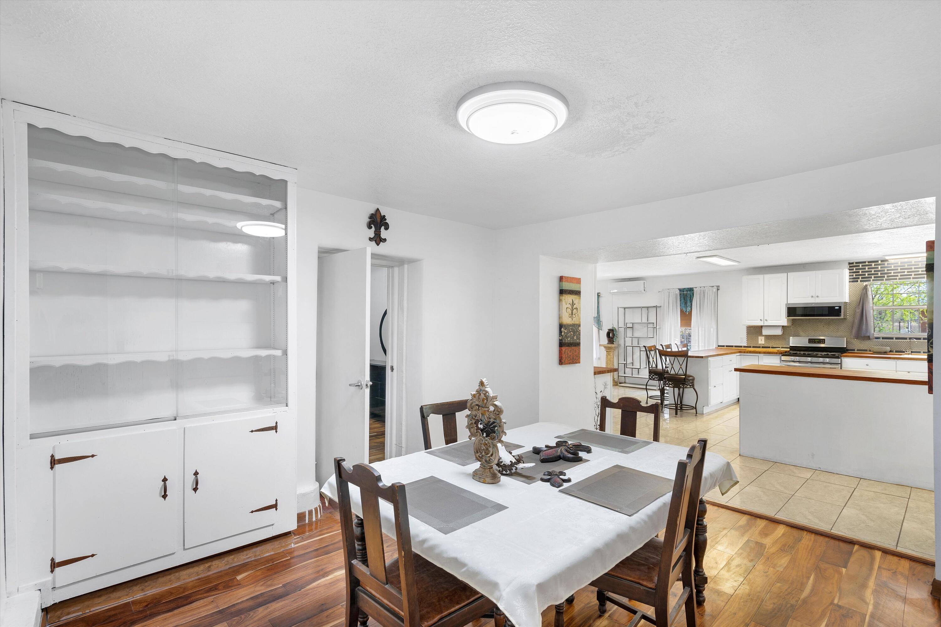 1128 Los Lentes Road NE