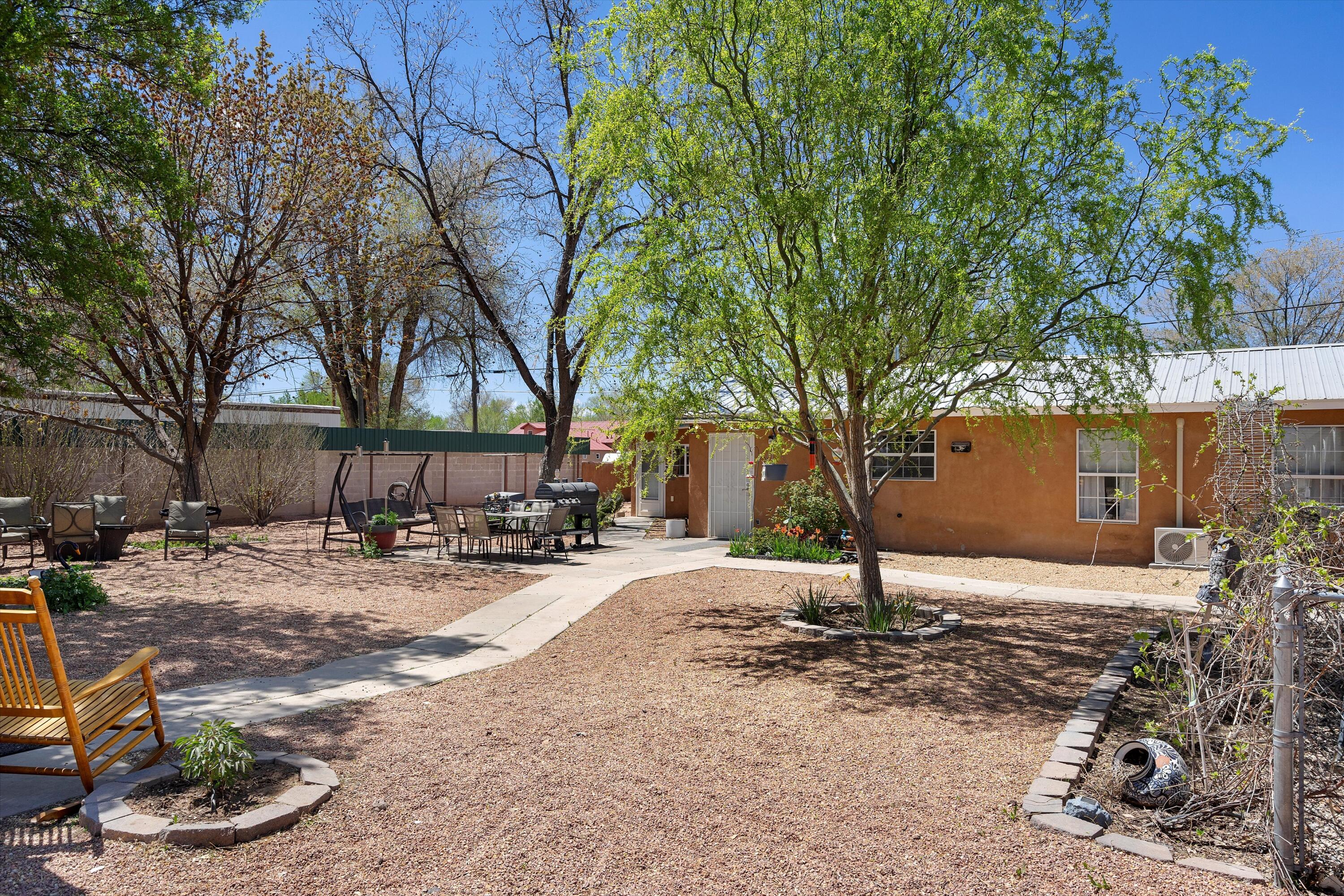 1128 Los Lentes Road NE