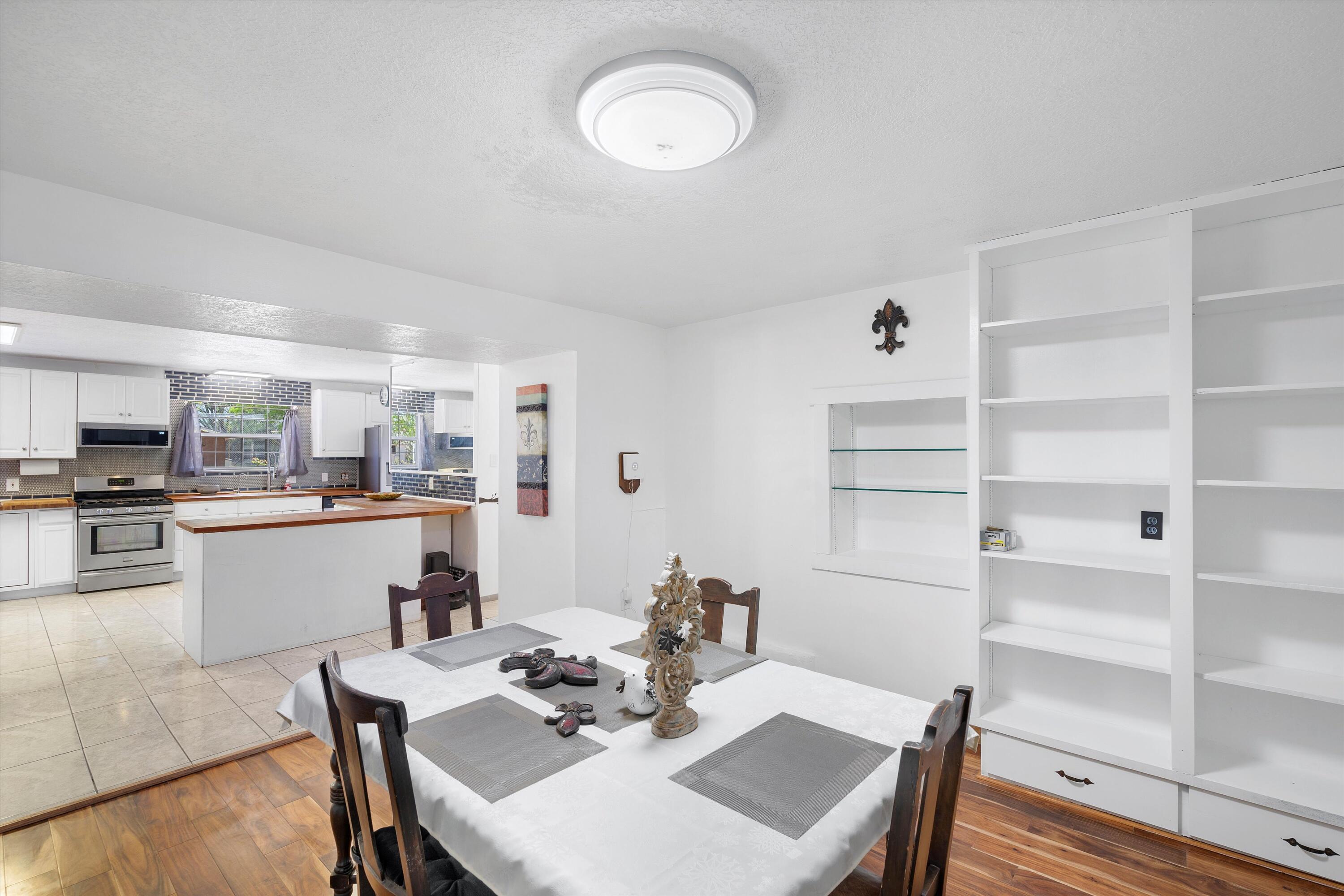 1128 Los Lentes Road NE