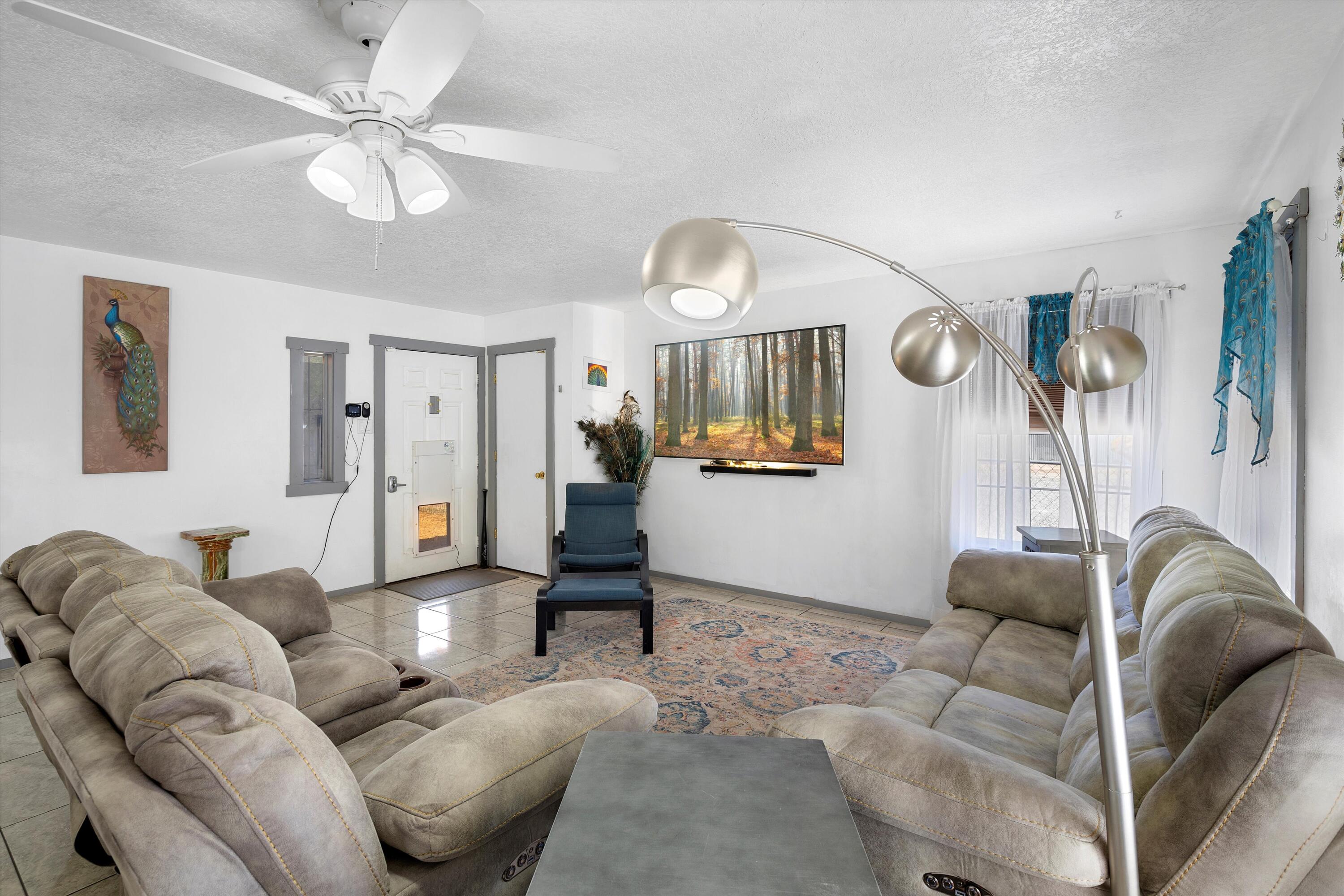 1128 Los Lentes Road NE