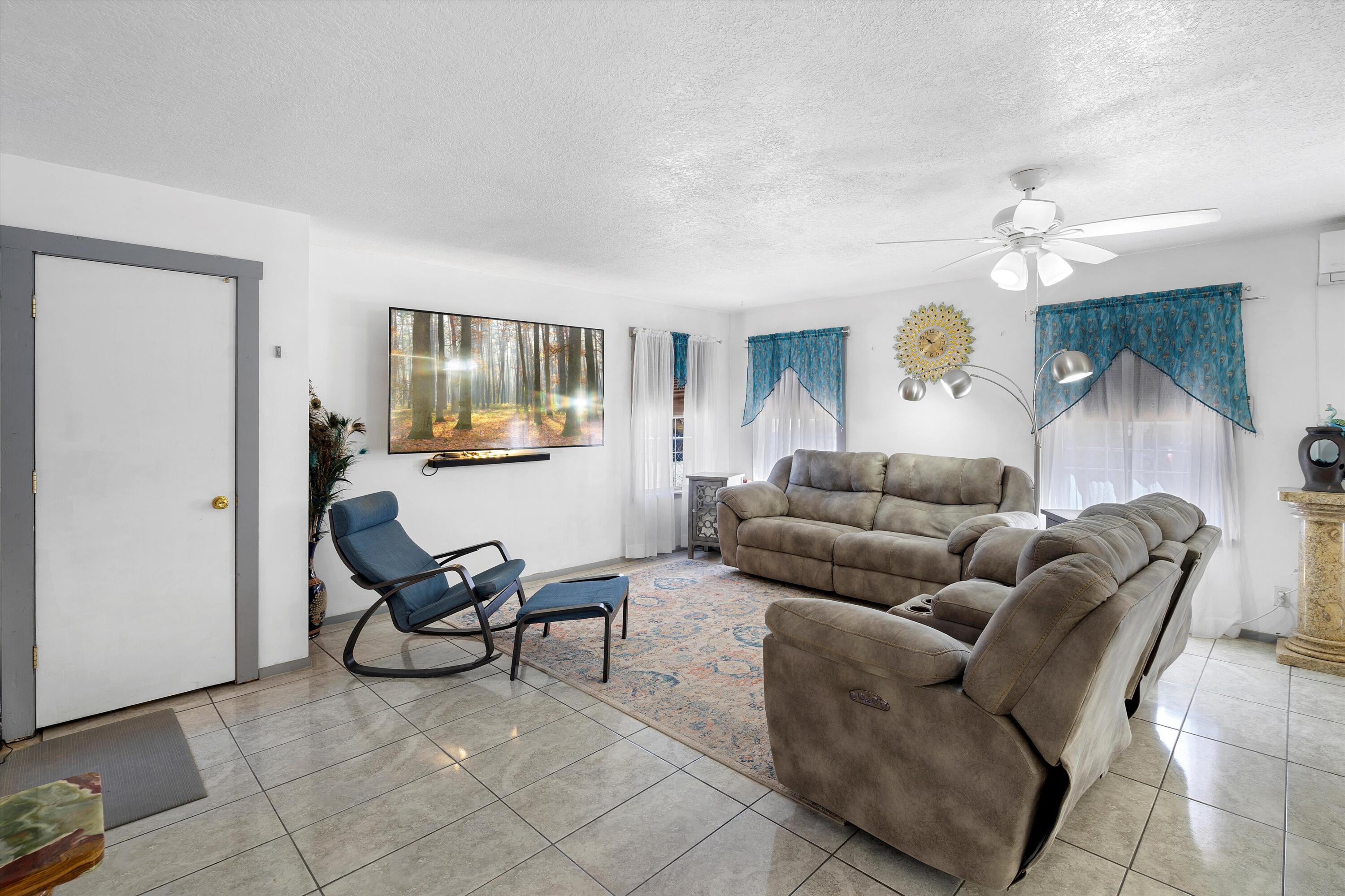 1128 Los Lentes Road NE