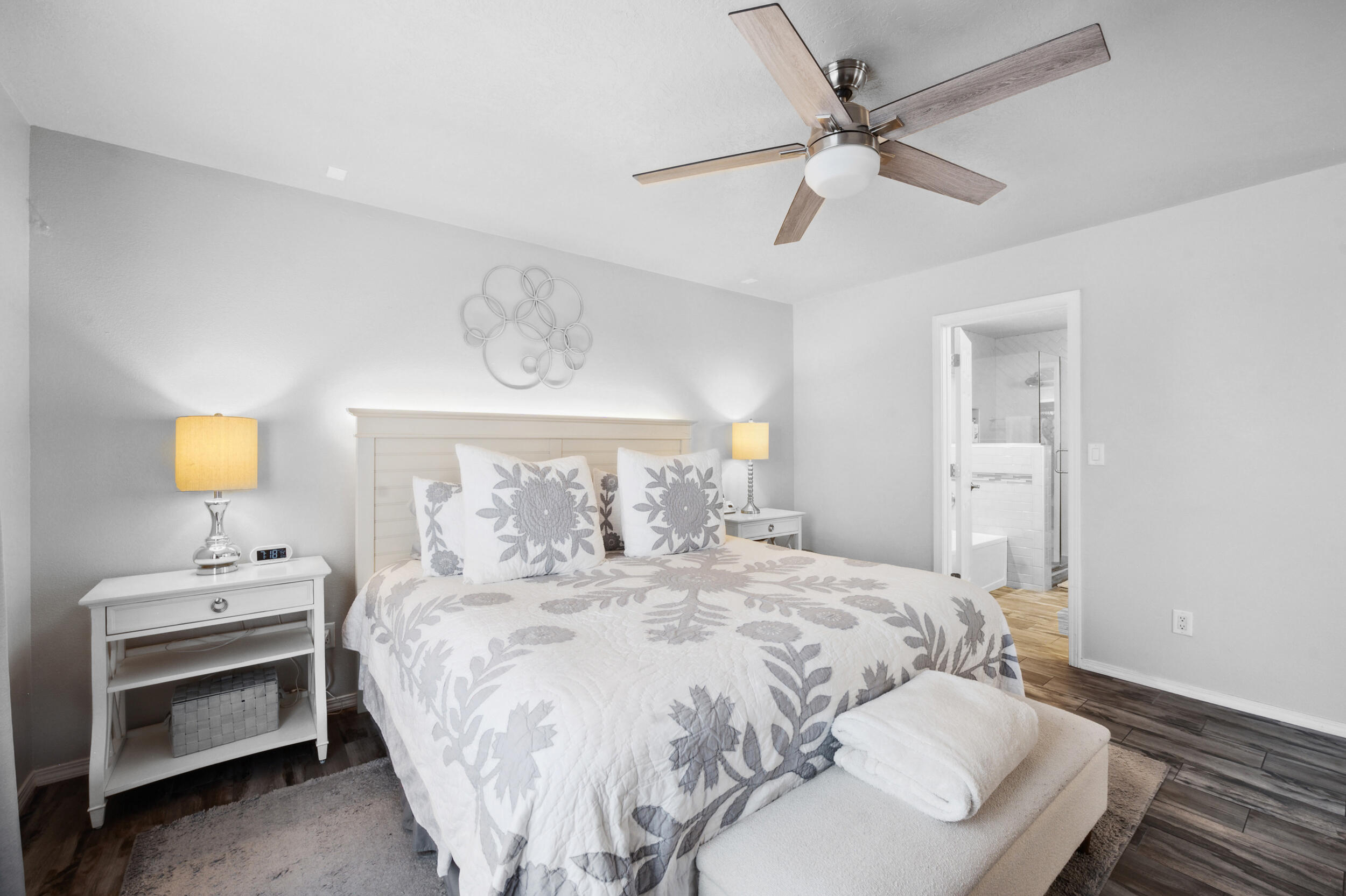 7719 Calle Paraiso NE