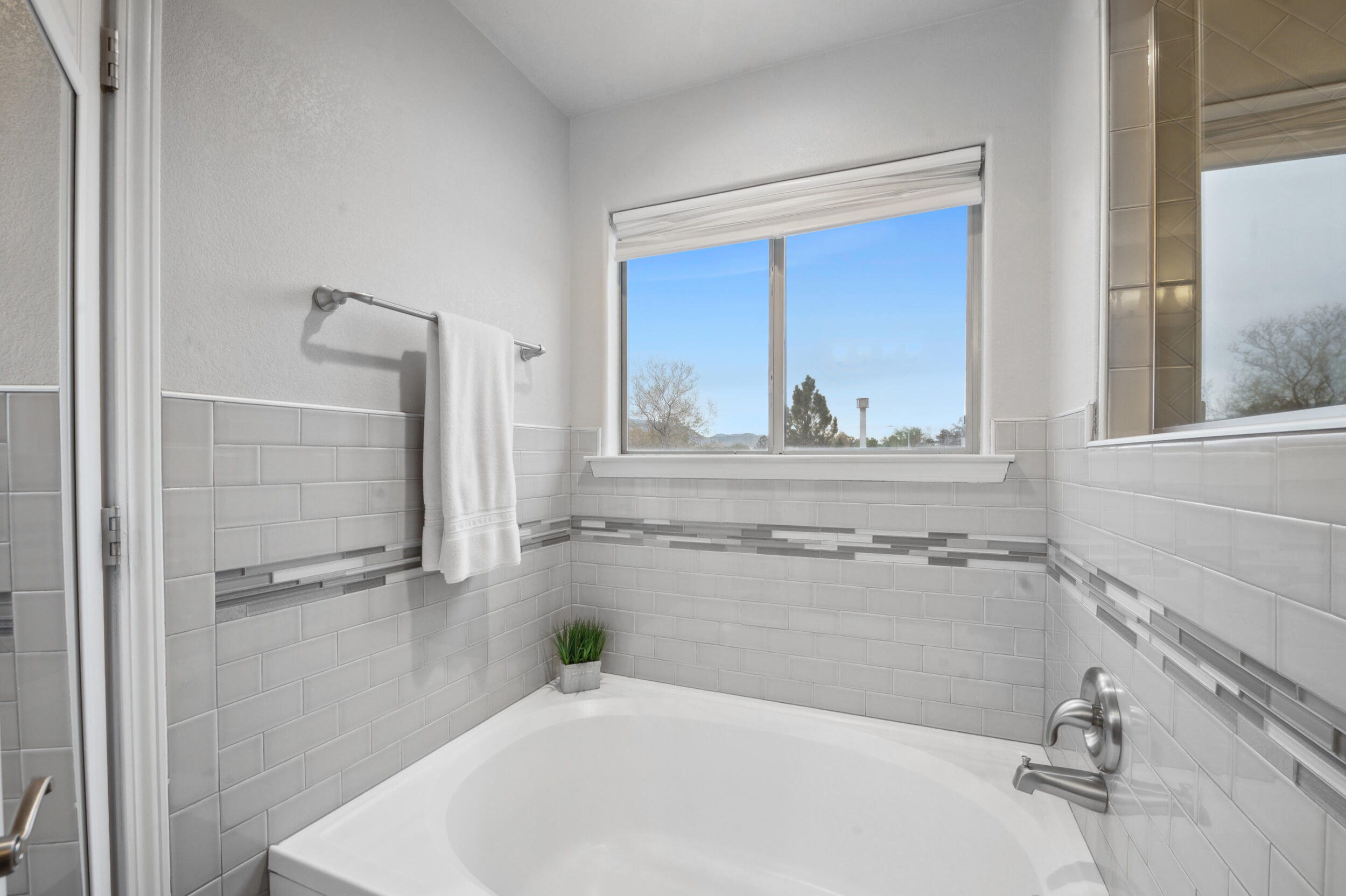 7719 Calle Paraiso NE