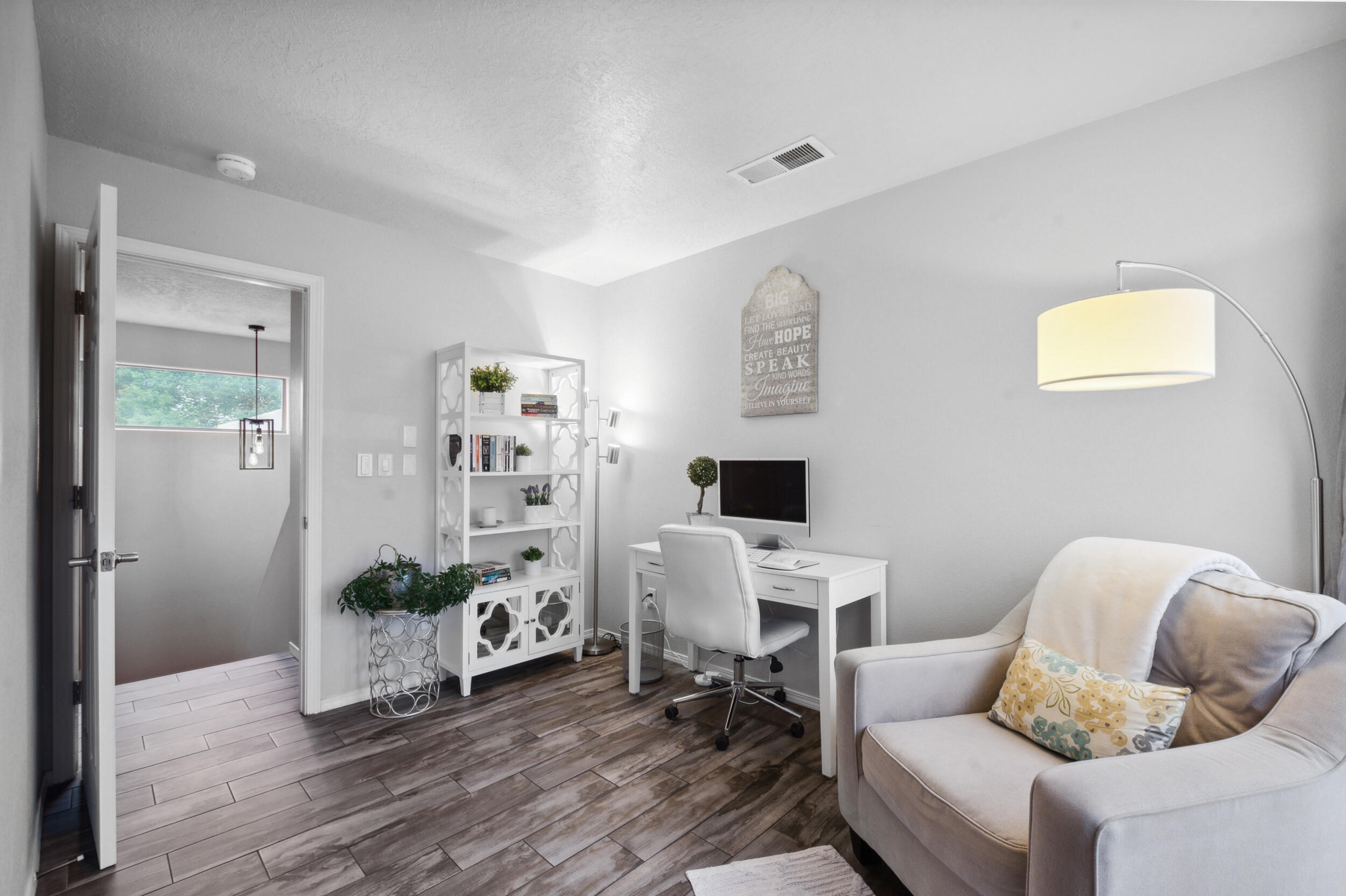 7719 Calle Paraiso NE