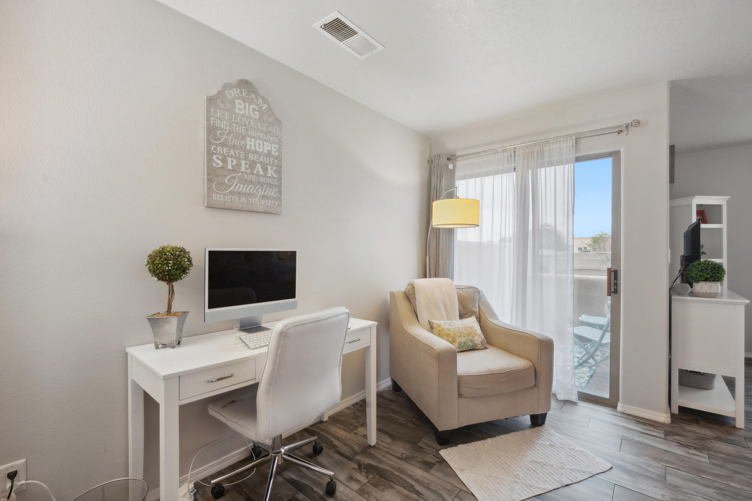 7719 Calle Paraiso NE