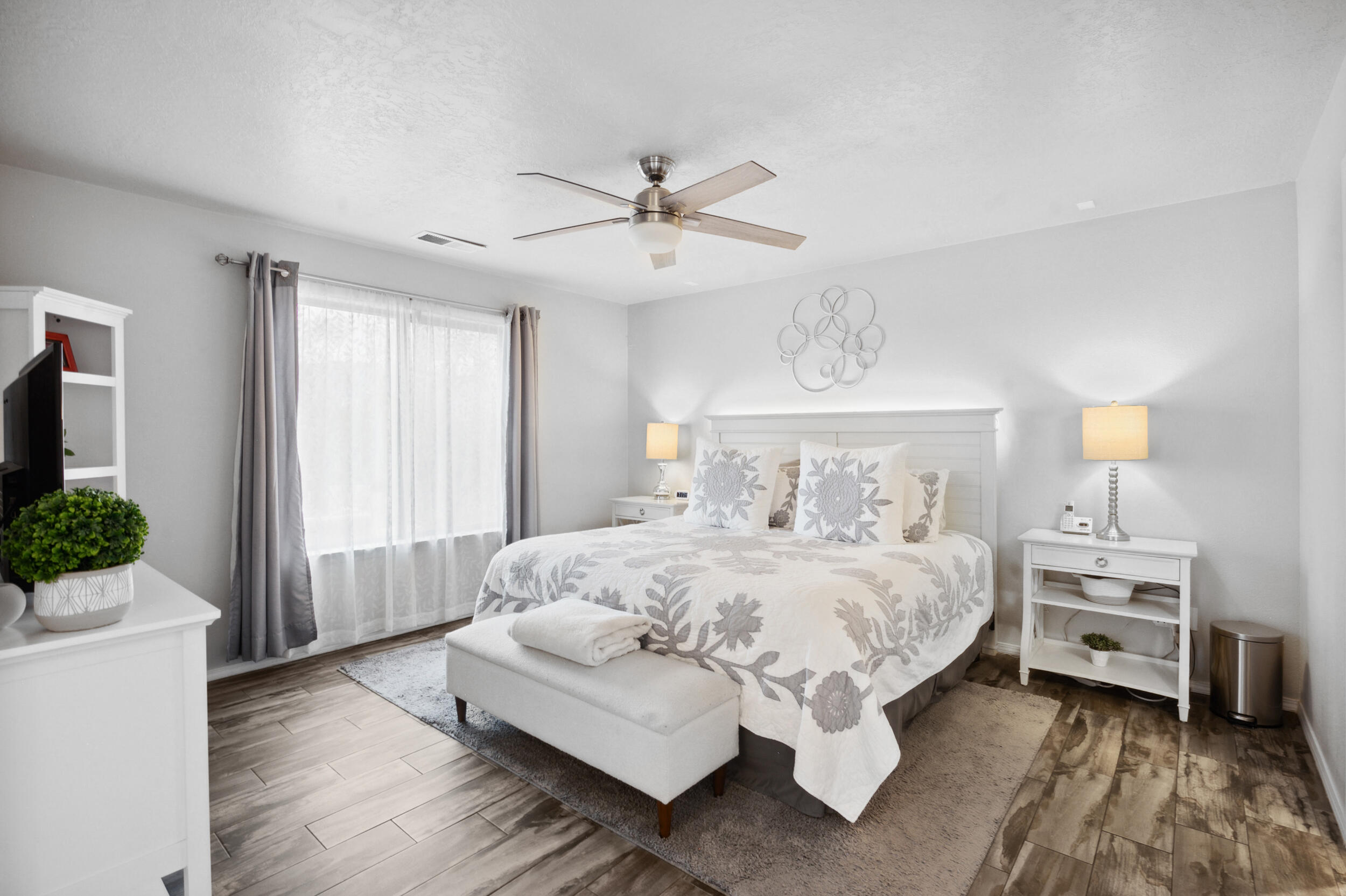 7719 Calle Paraiso NE