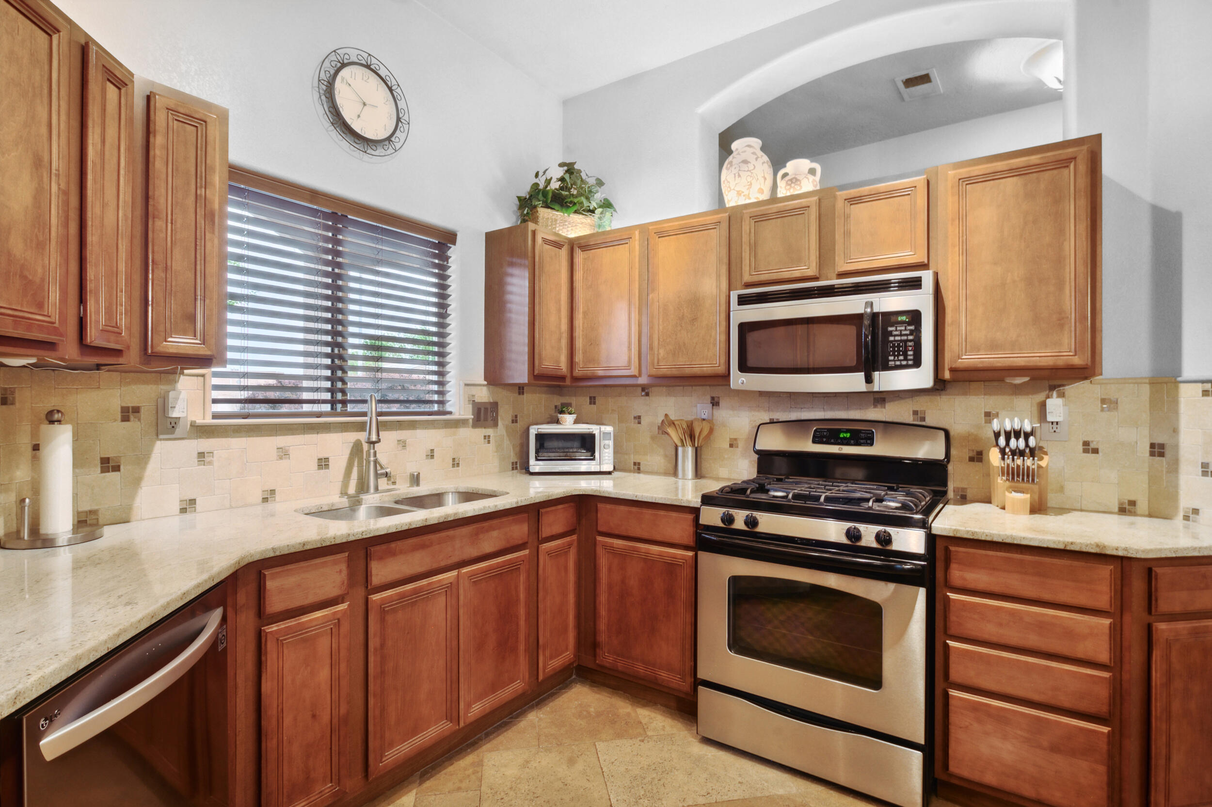 7719 Calle Paraiso NE