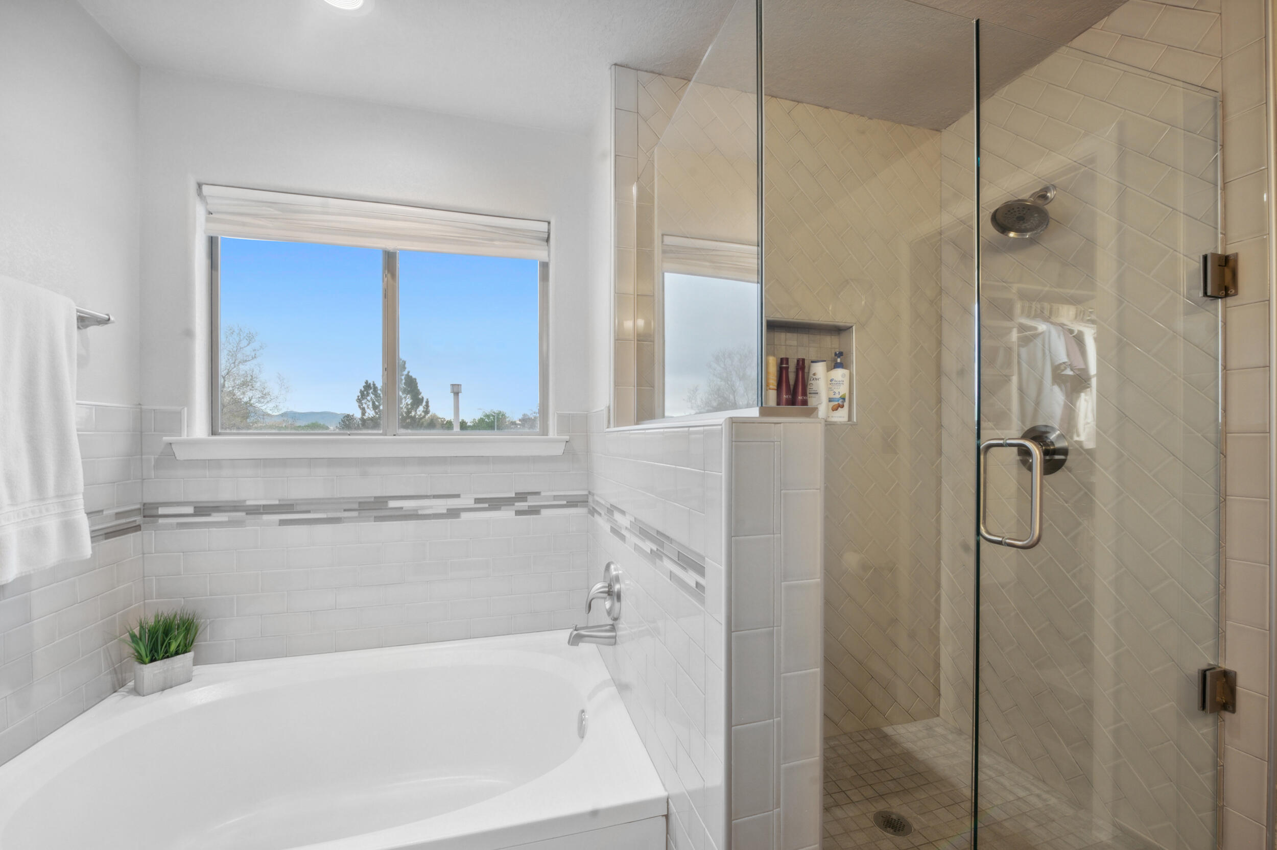 7719 Calle Paraiso NE