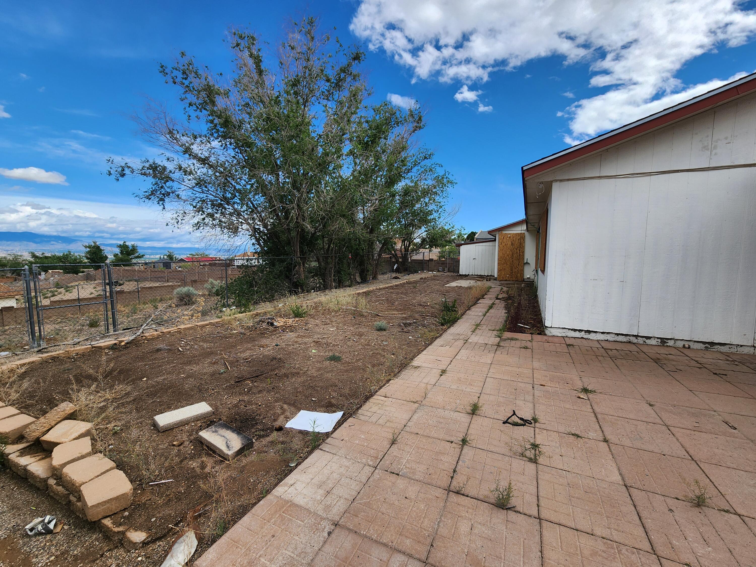 562 Mindoro Drive SE