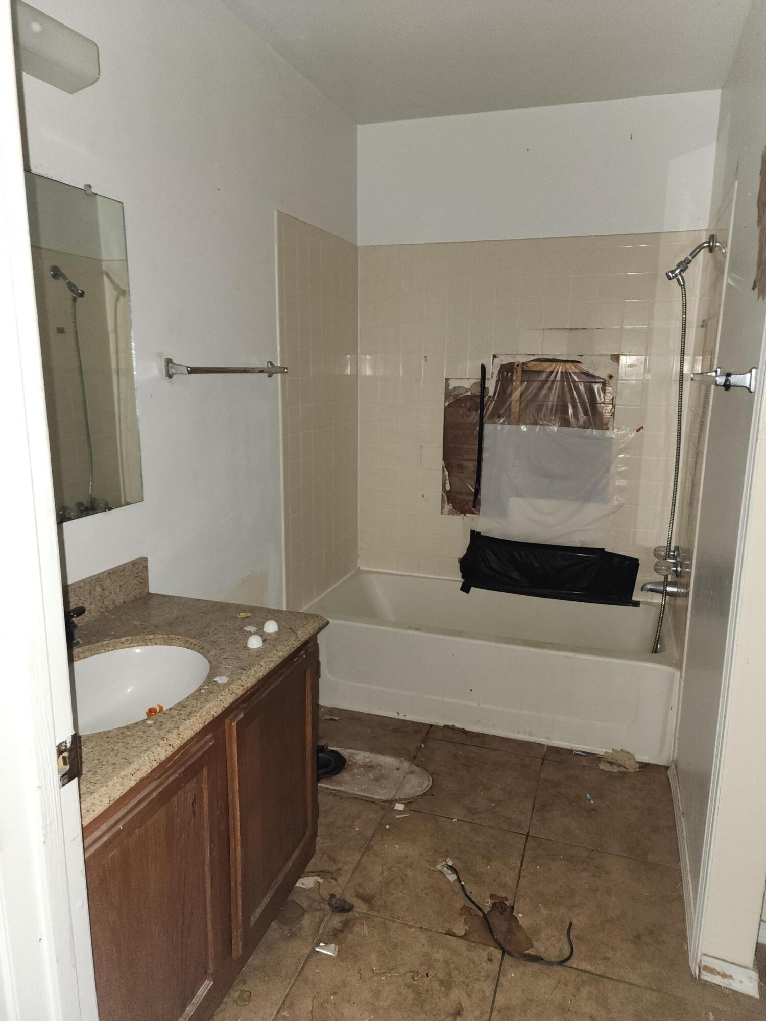 562 Mindoro Drive SE