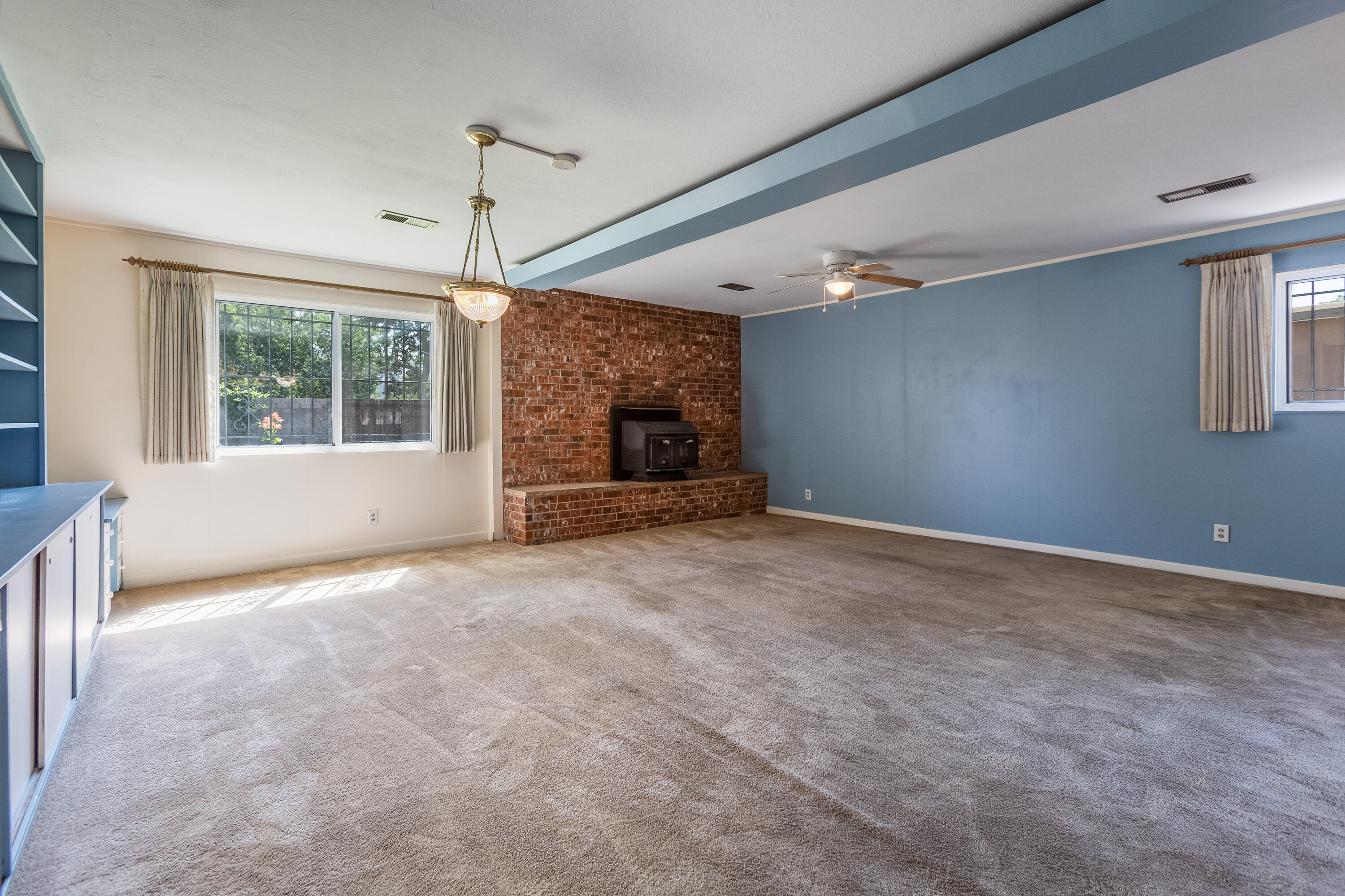 1915 Valencia Drive NE