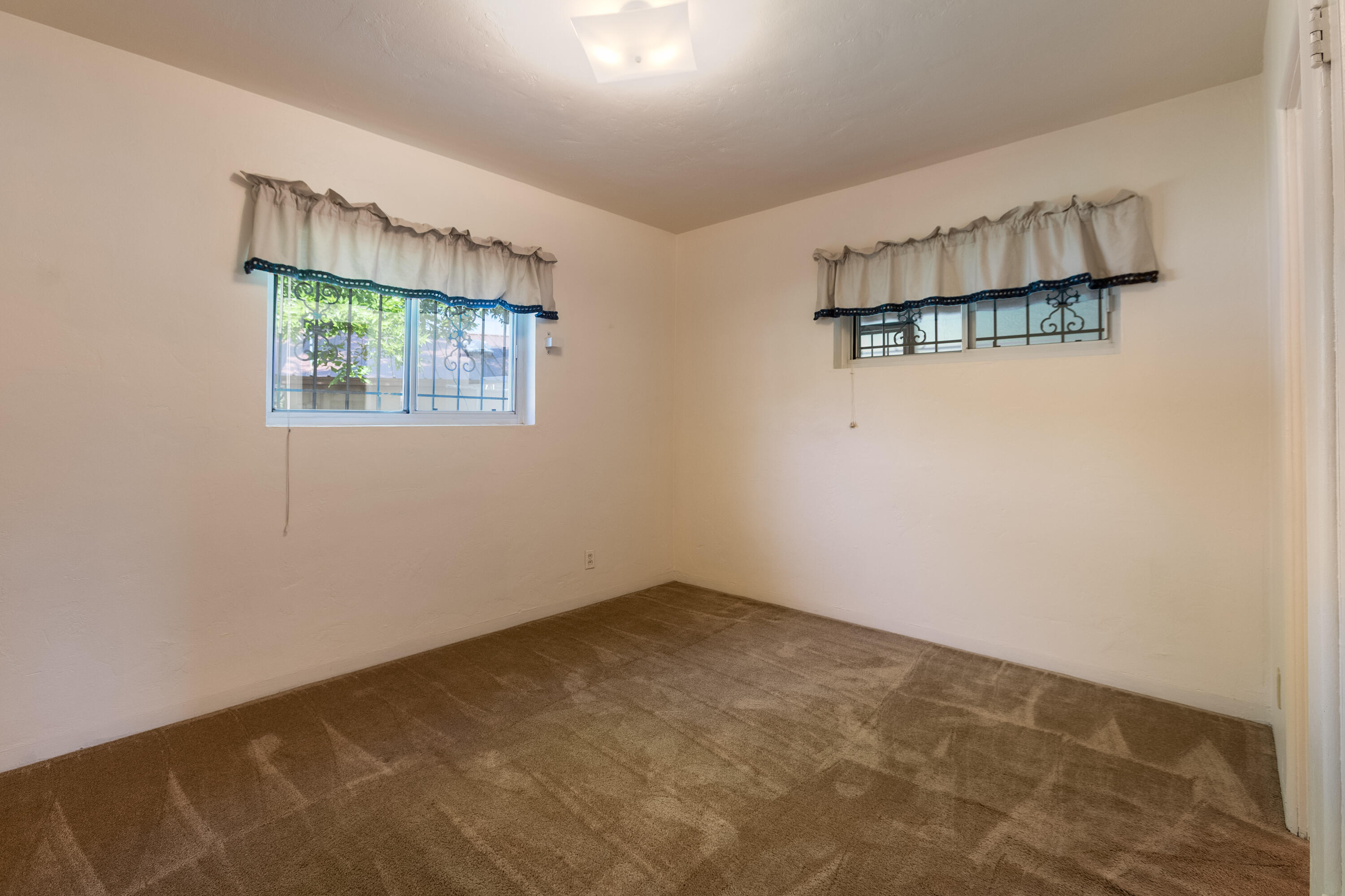 1915 Valencia Drive NE