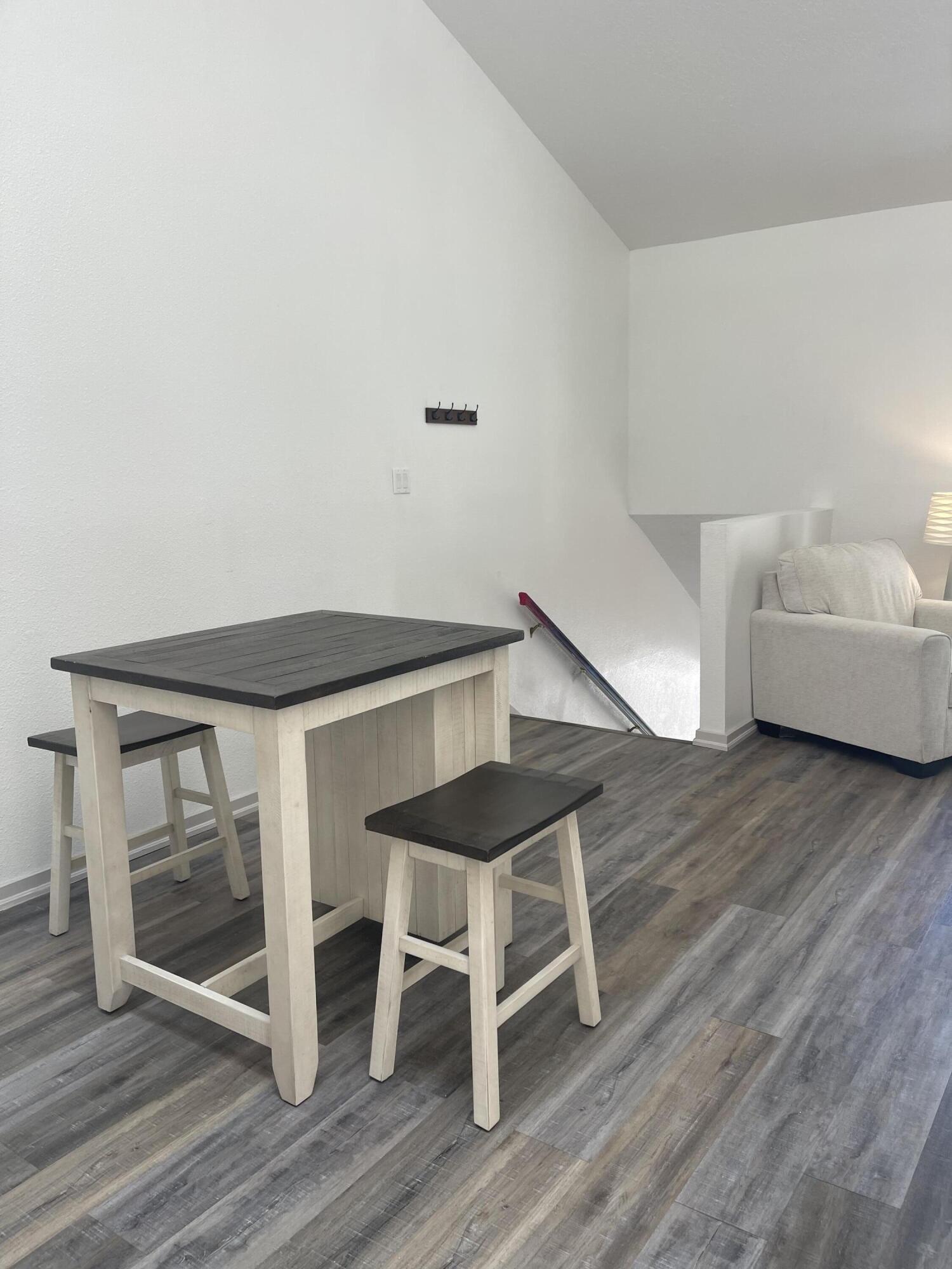 13158 Candelaria Road NE