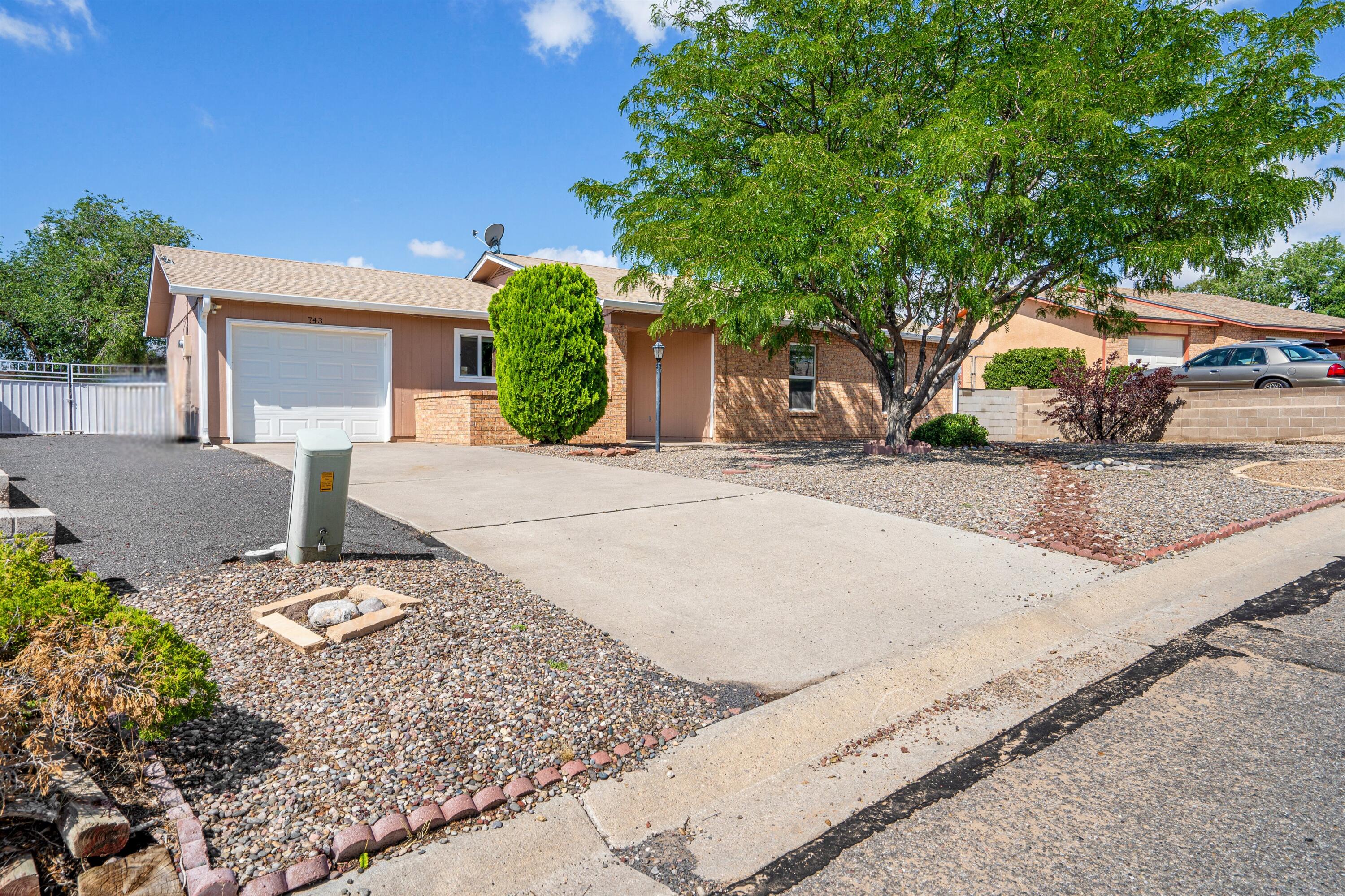 743 Uranium Drive NE
