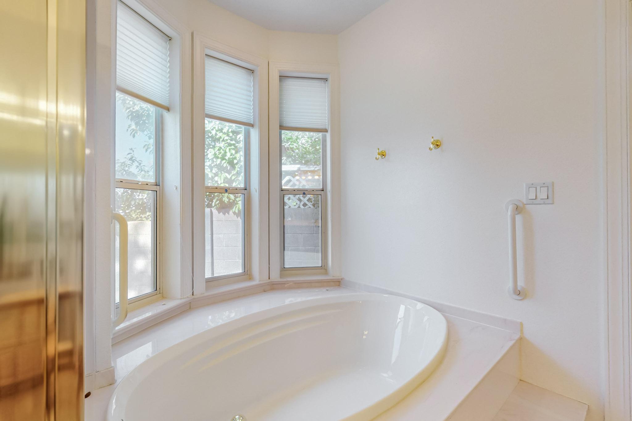 11736 Sky Valley Way NE