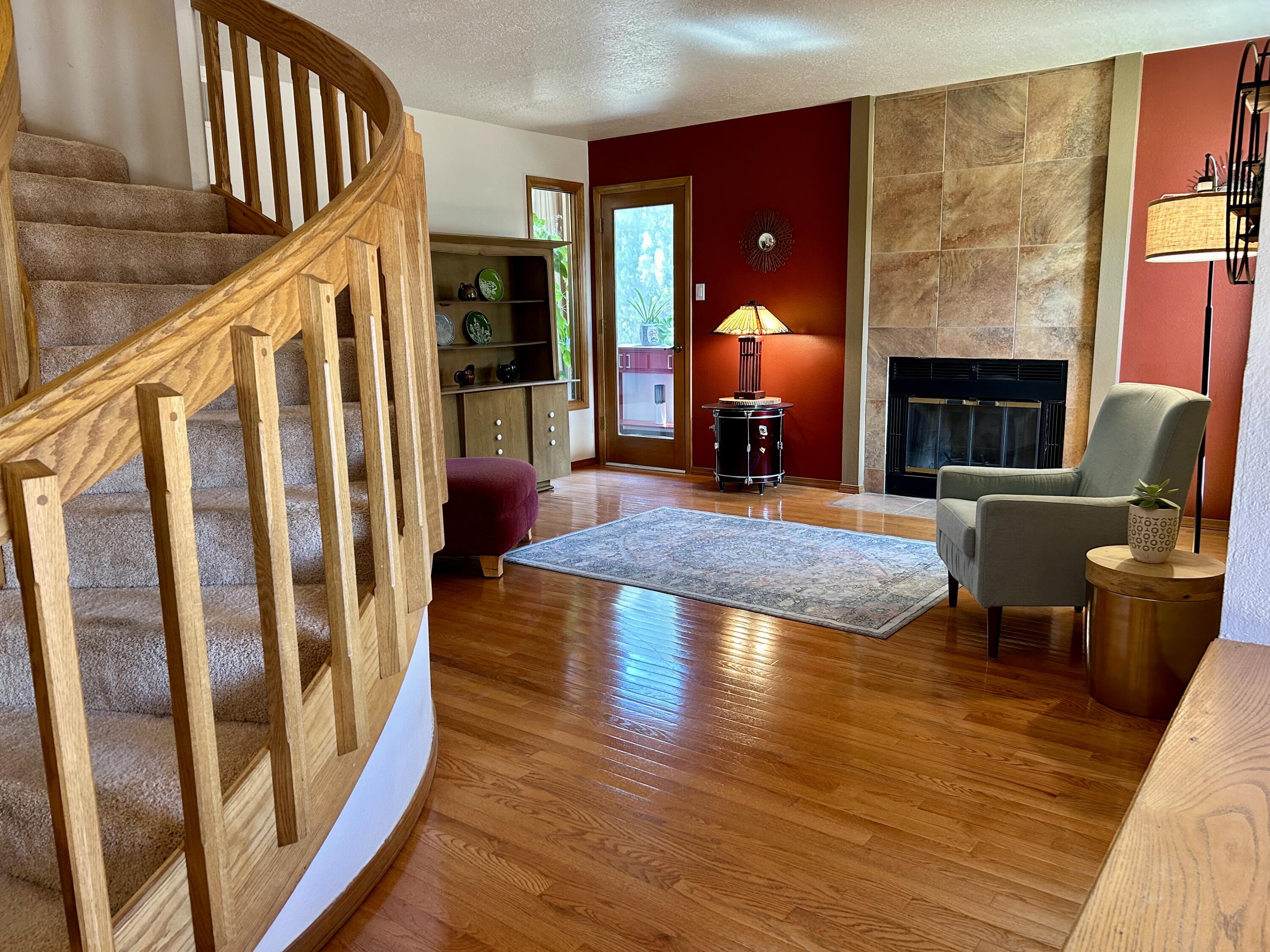 1004 DASKALOS Drive NE