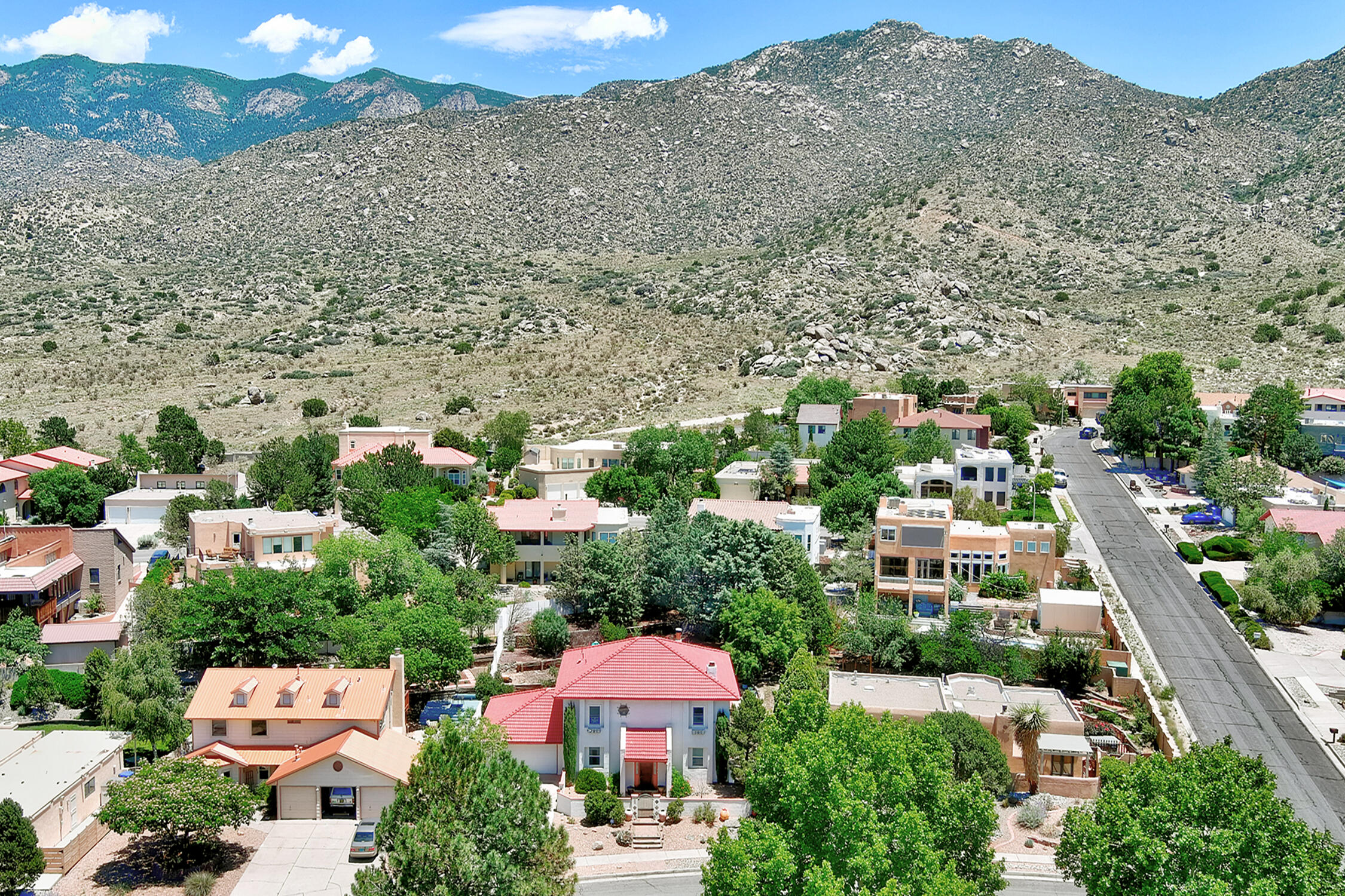 1004 DASKALOS Drive NE