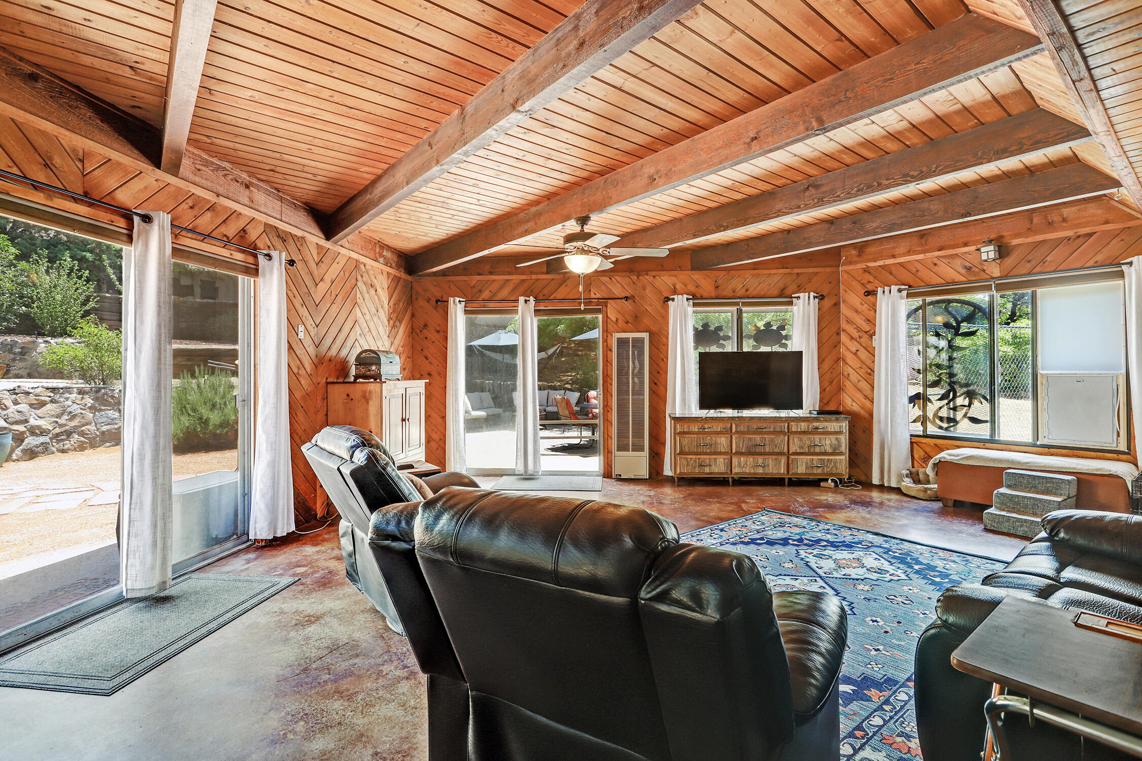 1004 DASKALOS Drive NE