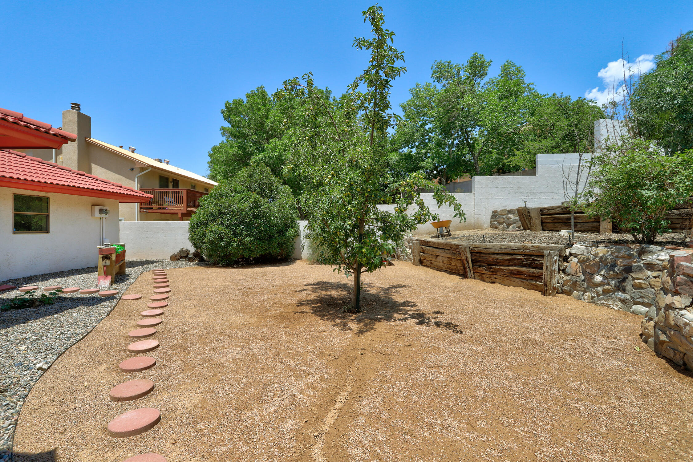 1004 DASKALOS Drive NE