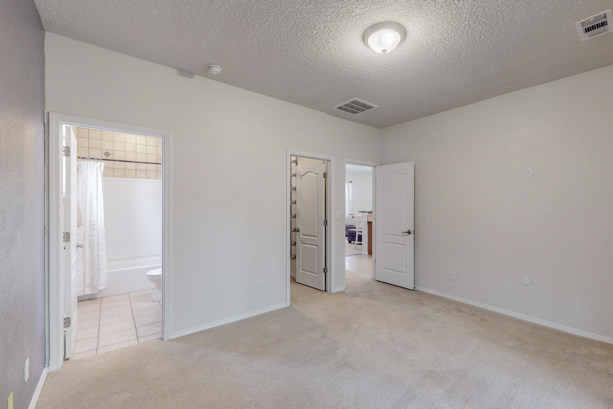 2832 Tulipan Loop SE