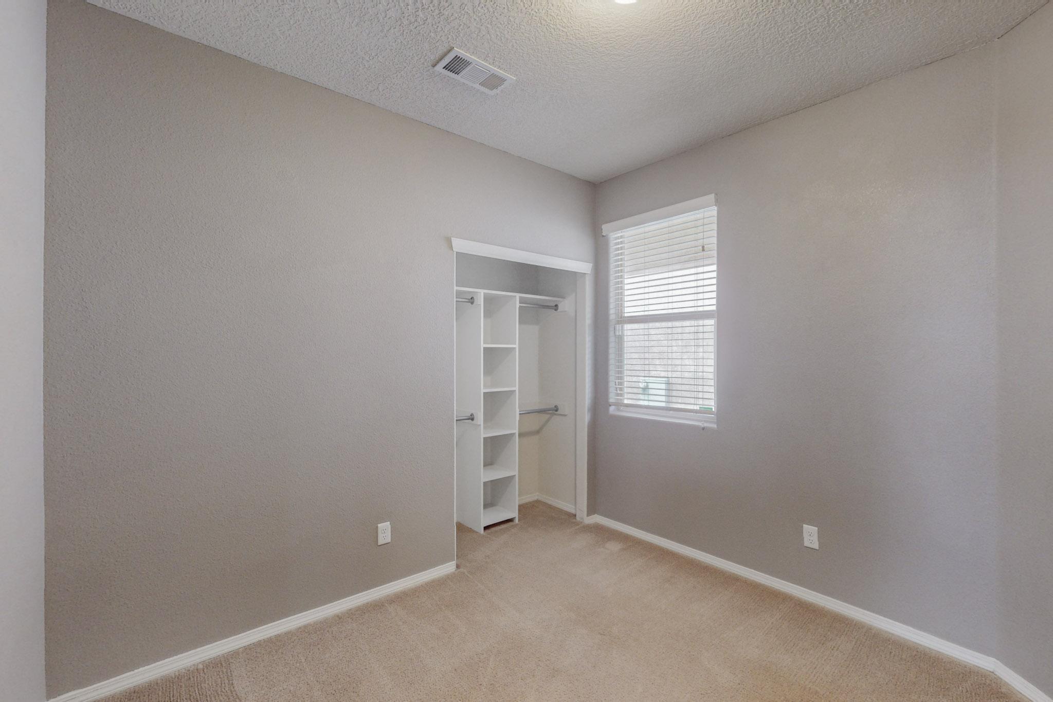 2832 Tulipan Loop SE