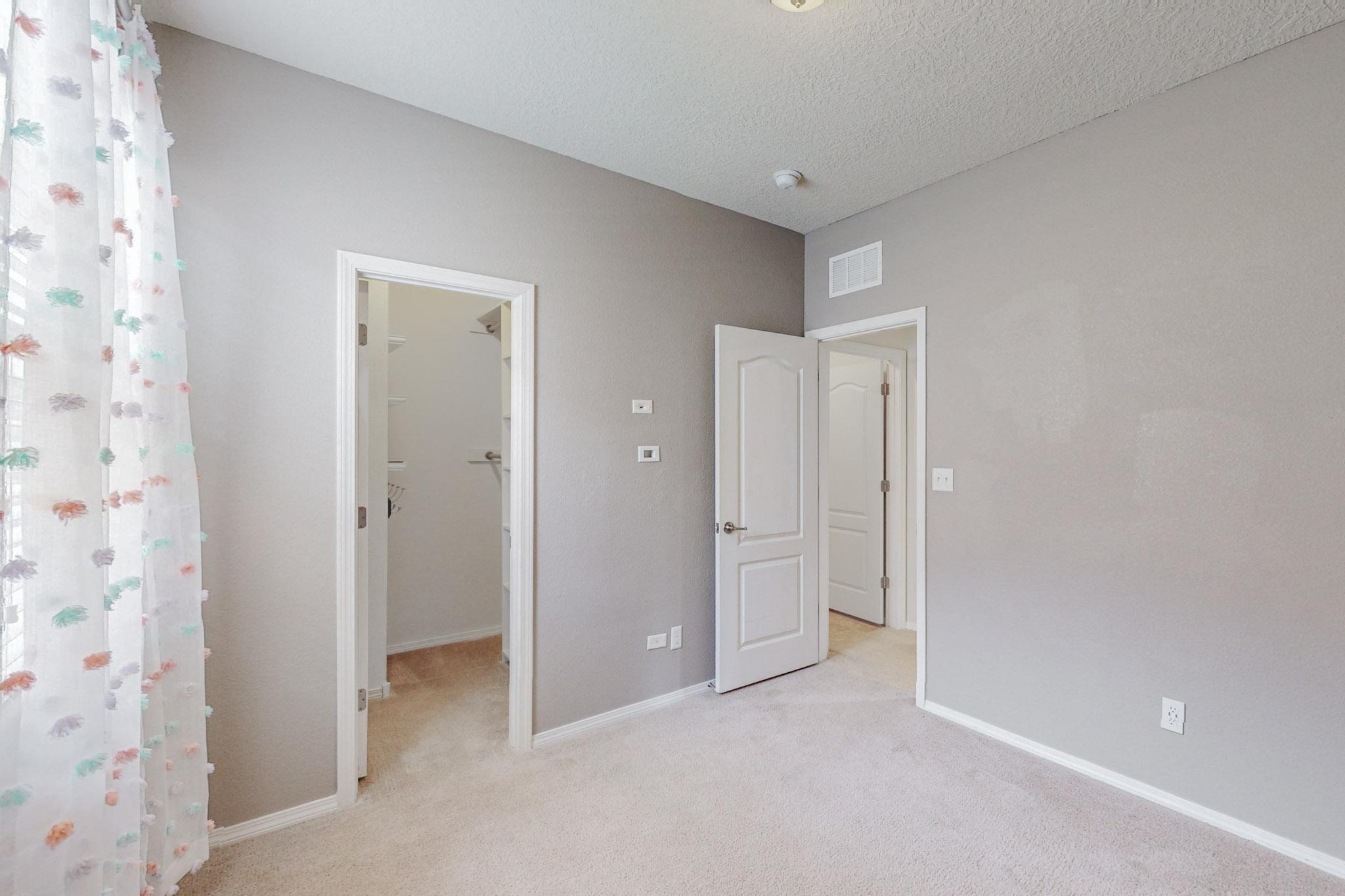 2832 Tulipan Loop SE
