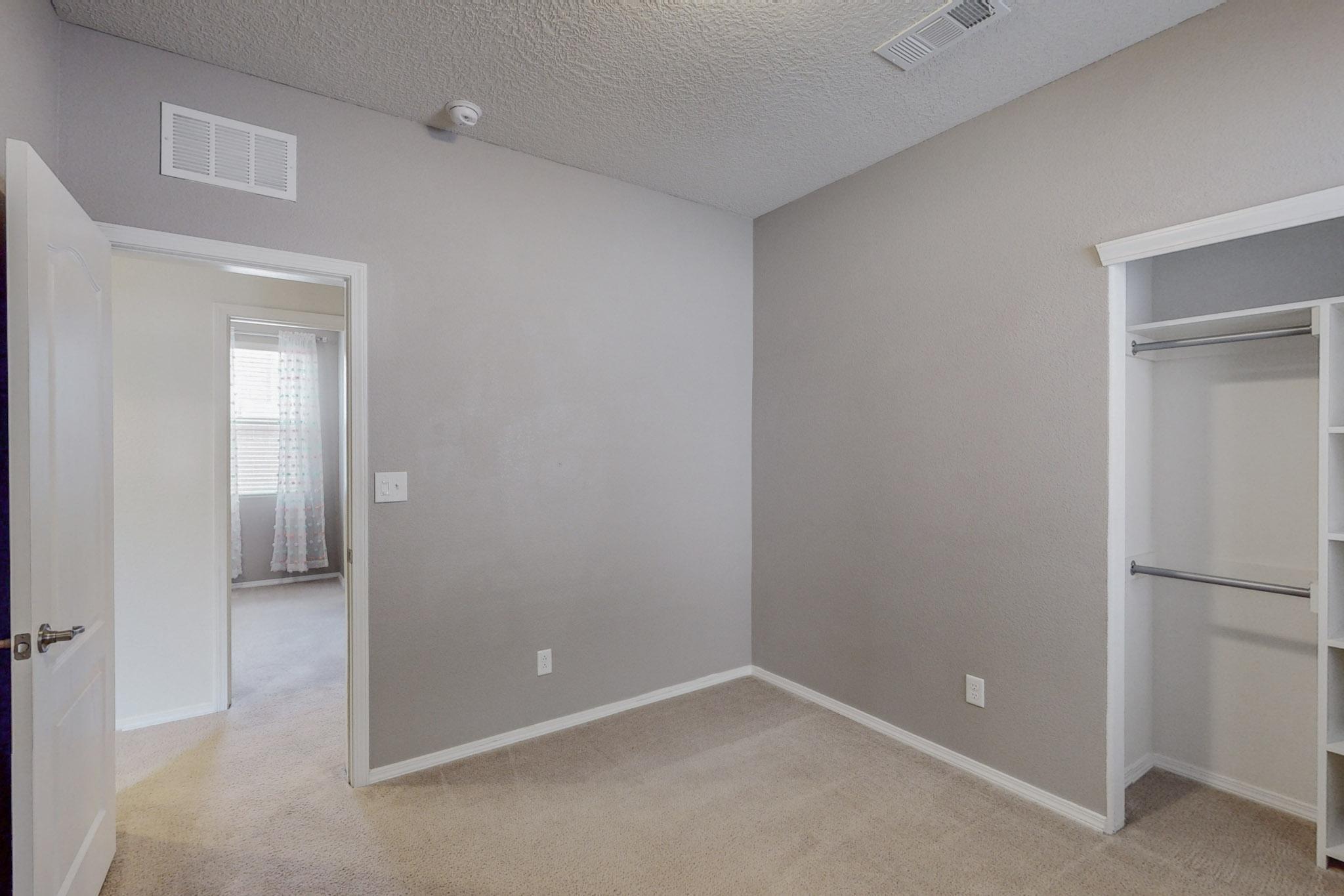 2832 Tulipan Loop SE