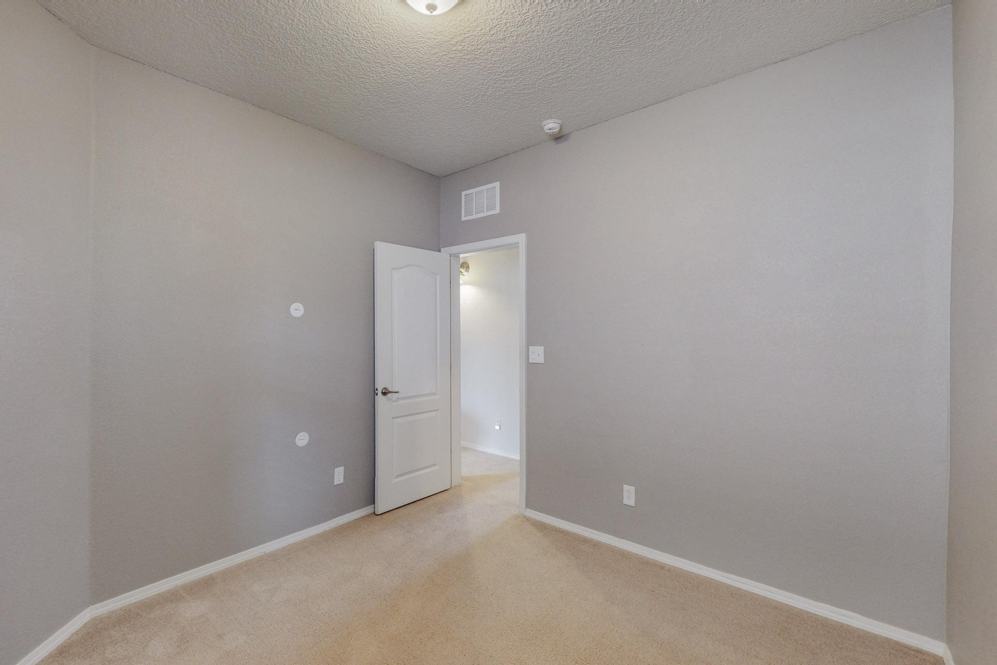 2832 Tulipan Loop SE