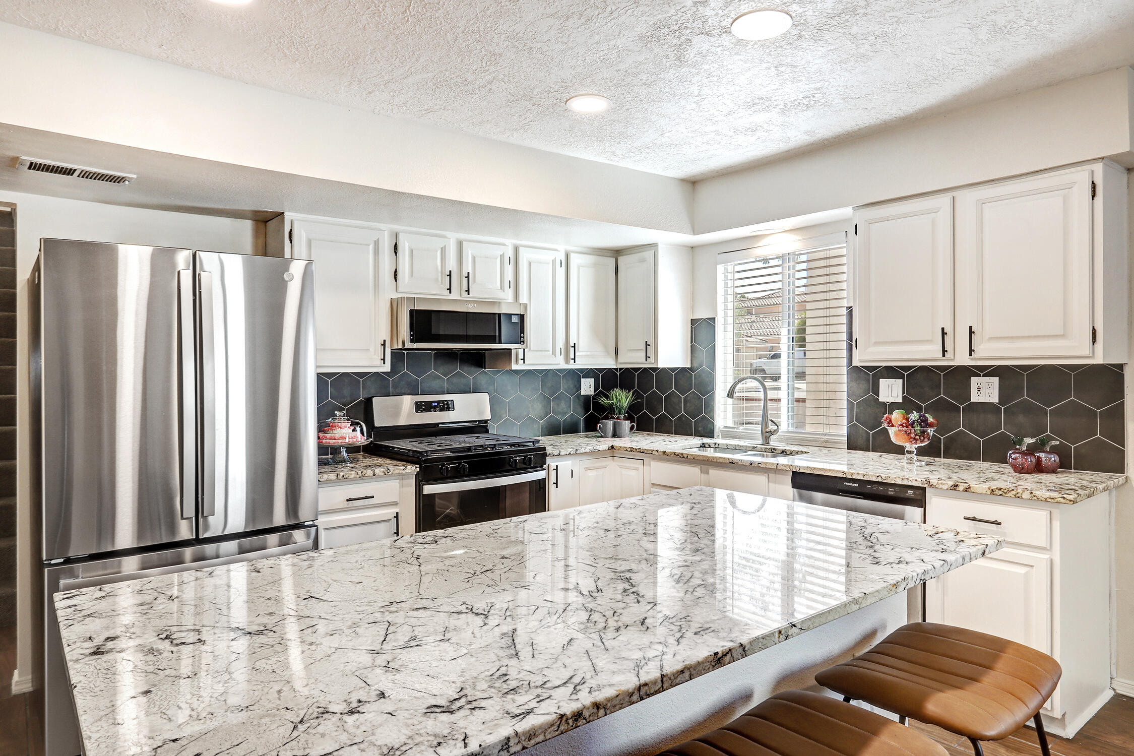 1600 ROSEWOOD Avenue NW