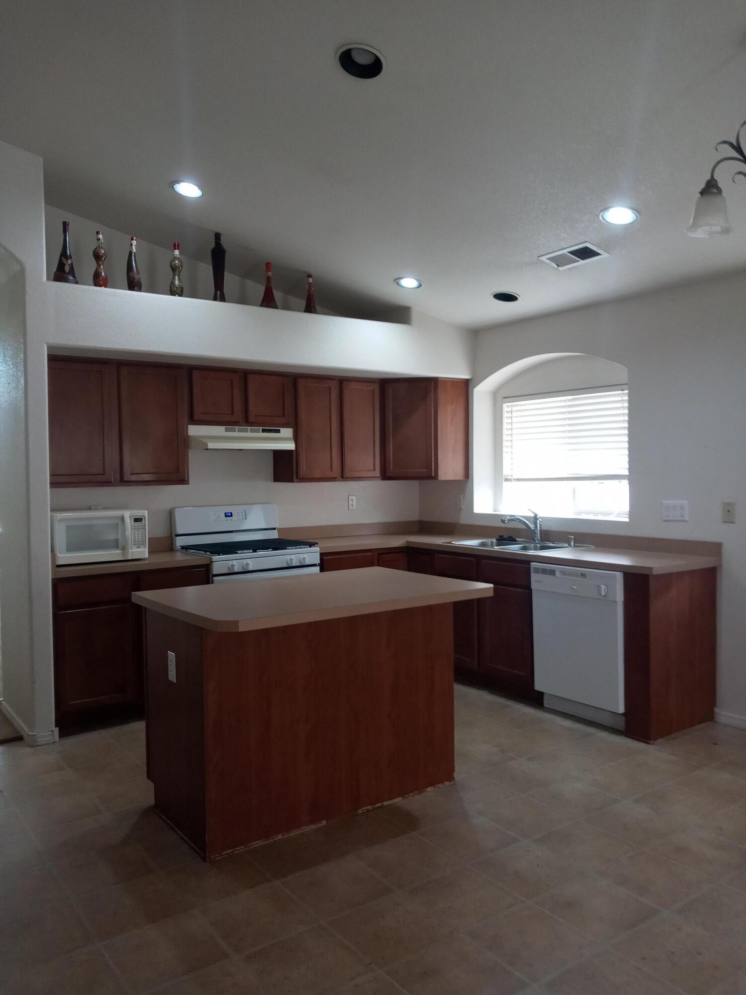 1428 DANZANTE Drive SE