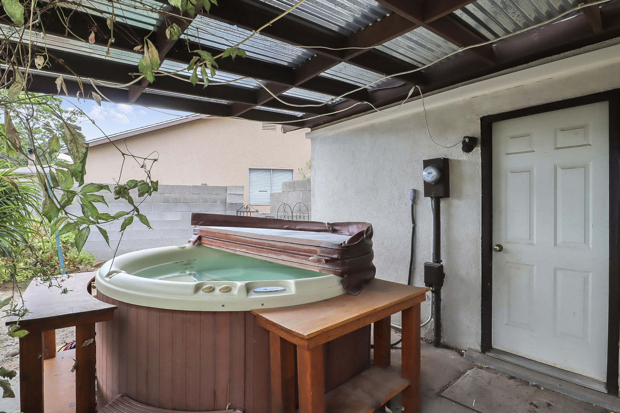 8137 OTERO Avenue NE