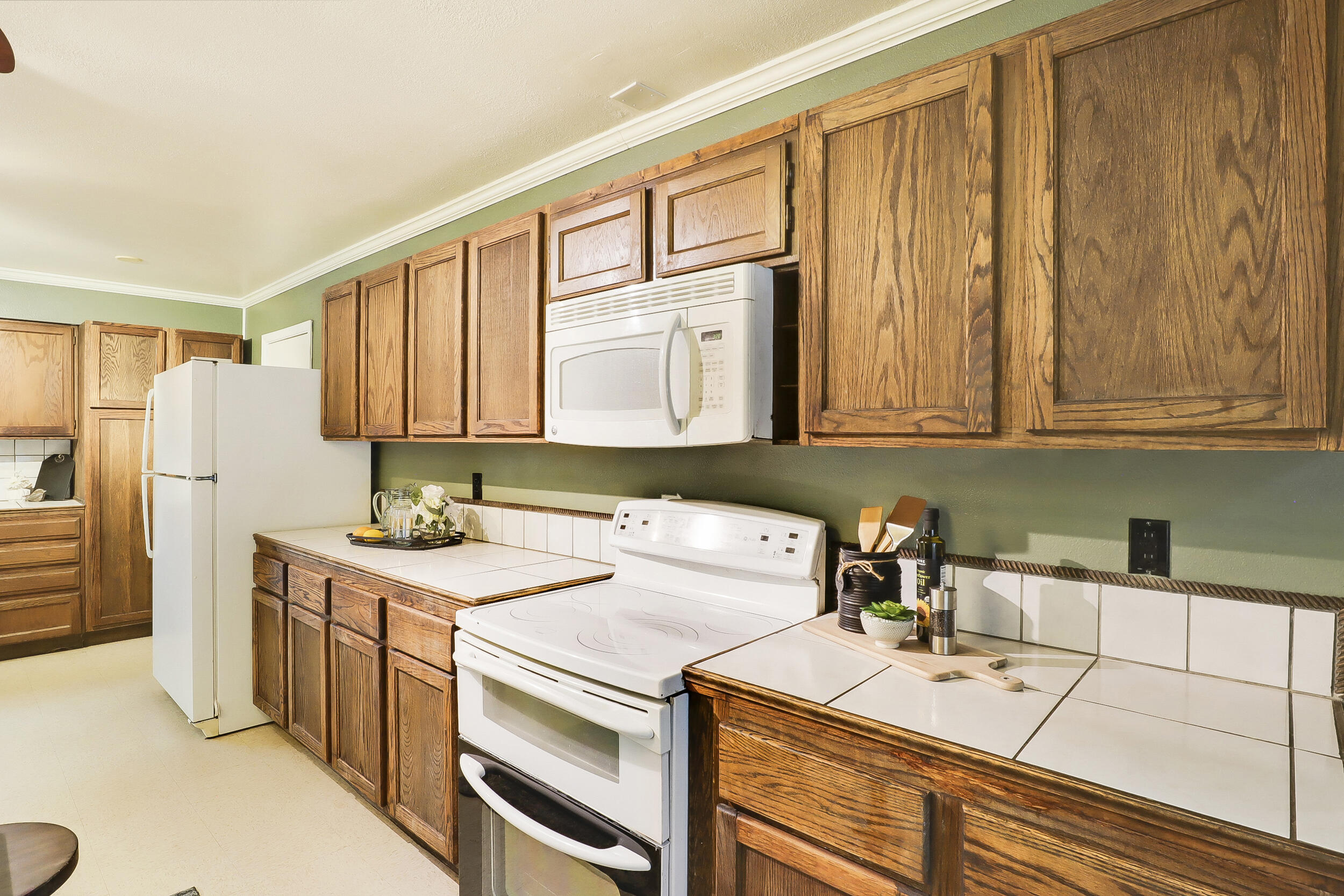 8137 OTERO Avenue NE