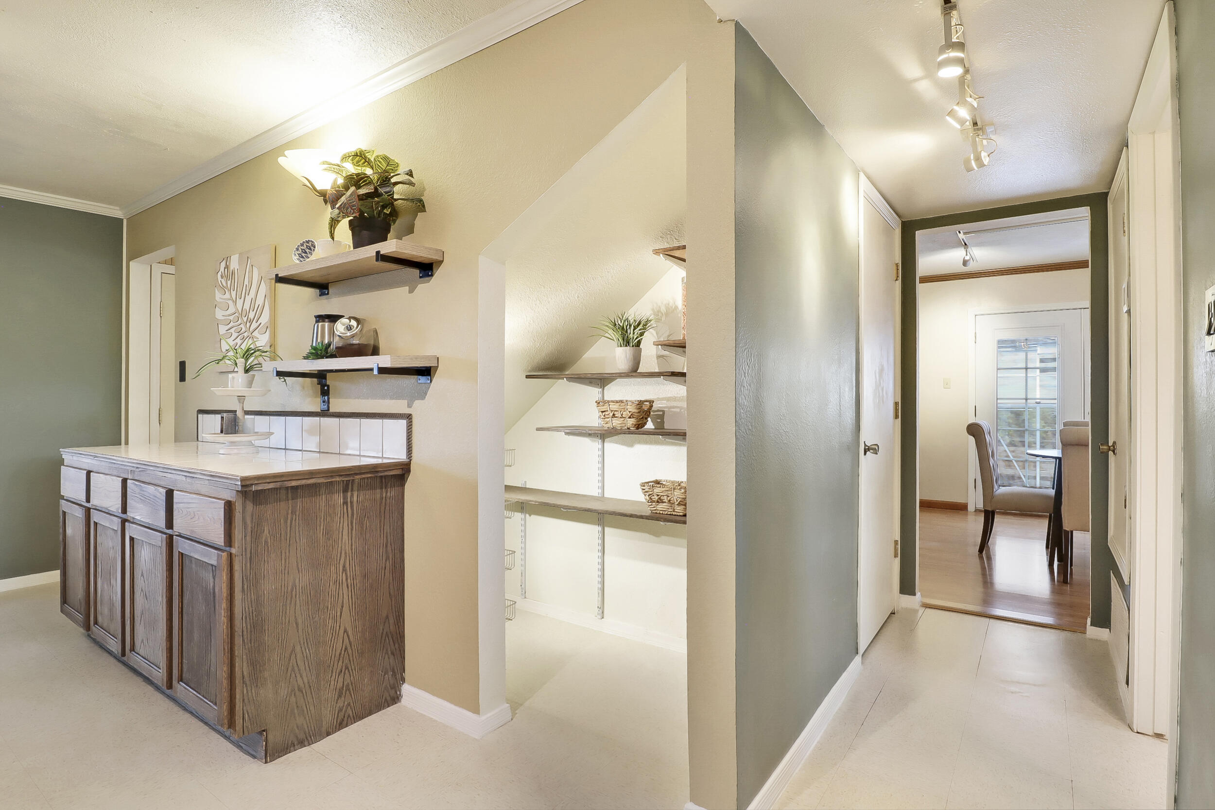 8137 OTERO Avenue NE