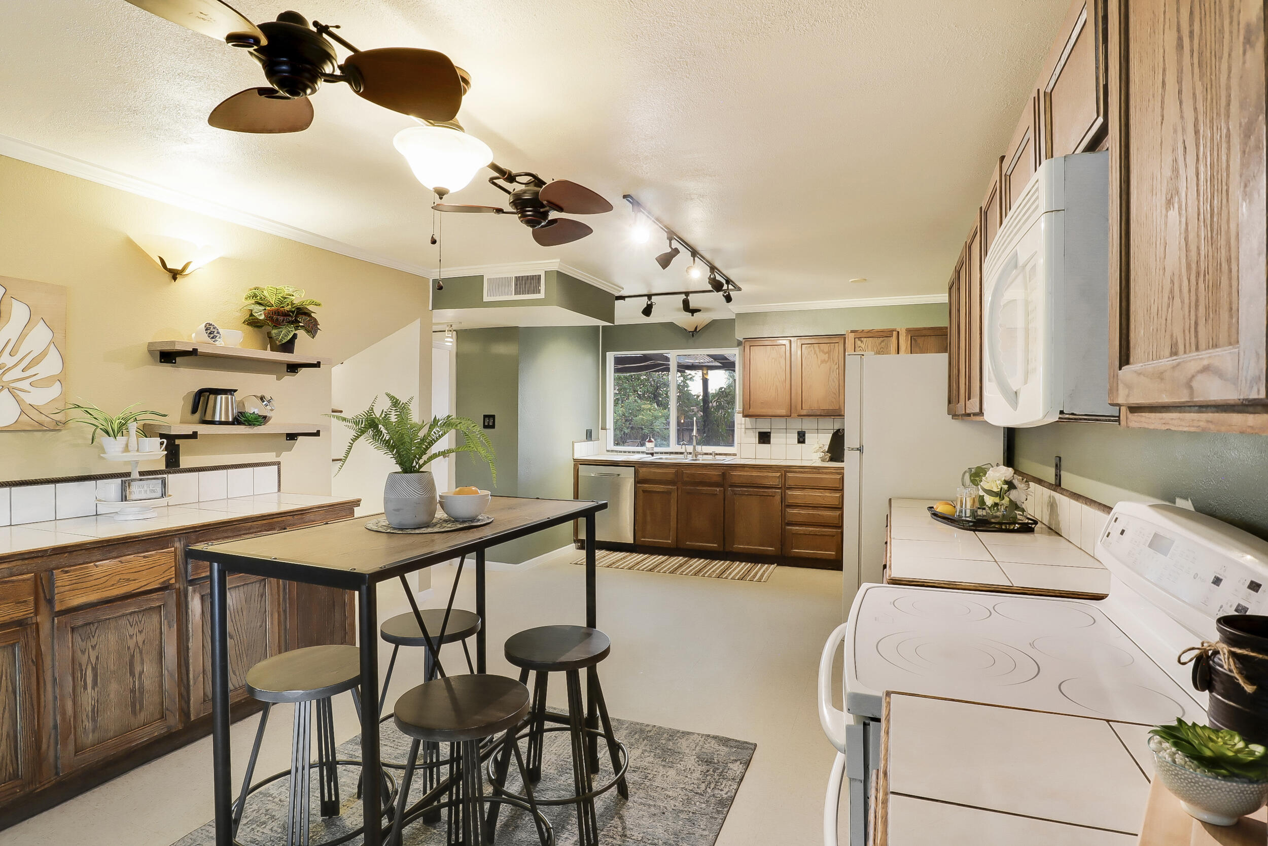 8137 OTERO Avenue NE