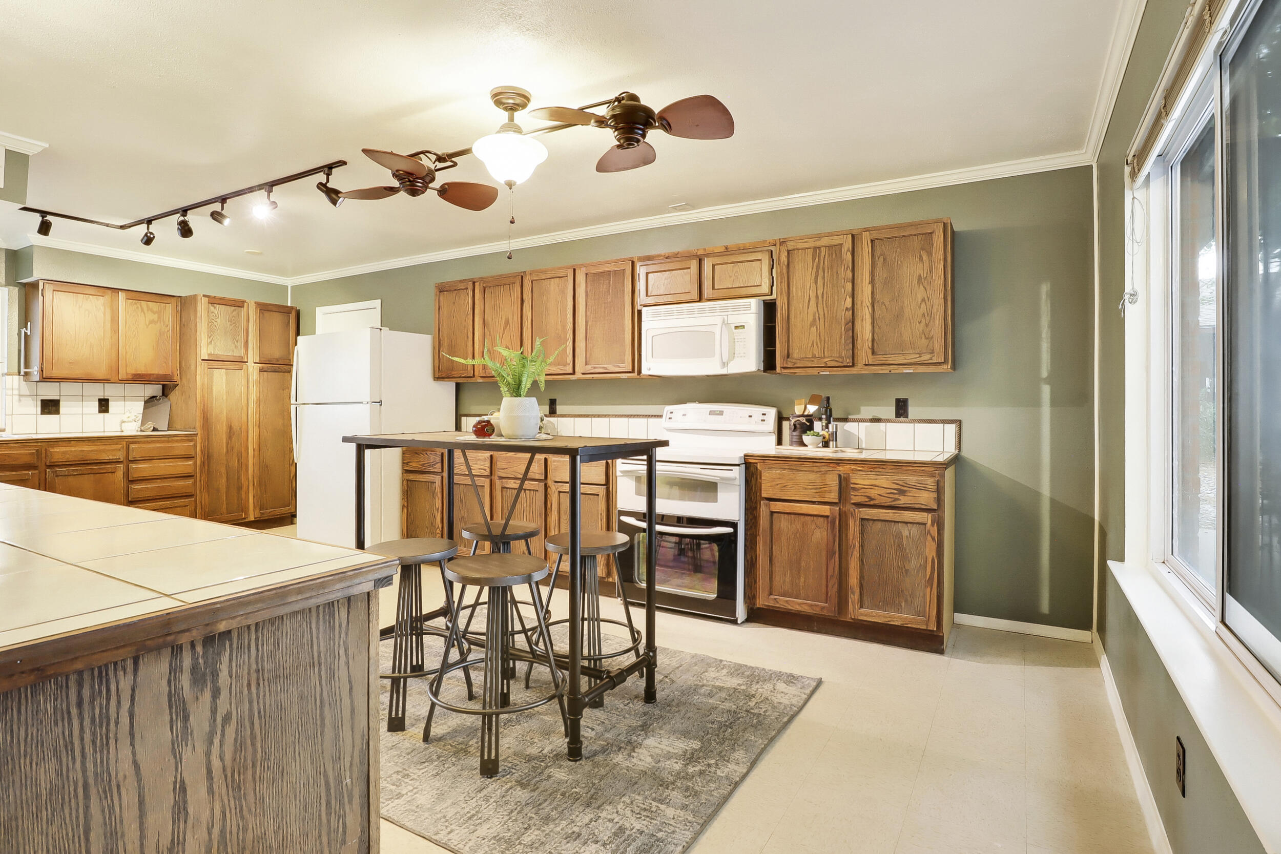 8137 OTERO Avenue NE