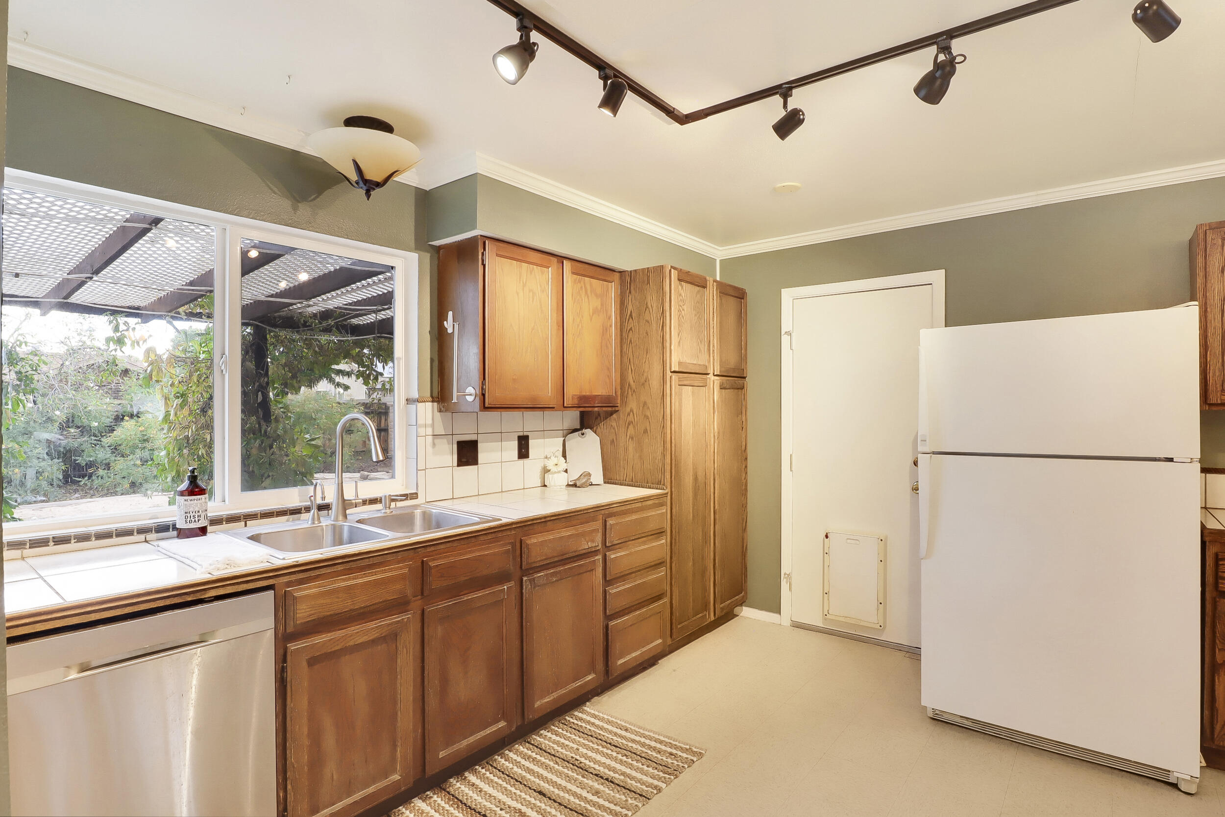 8137 OTERO Avenue NE