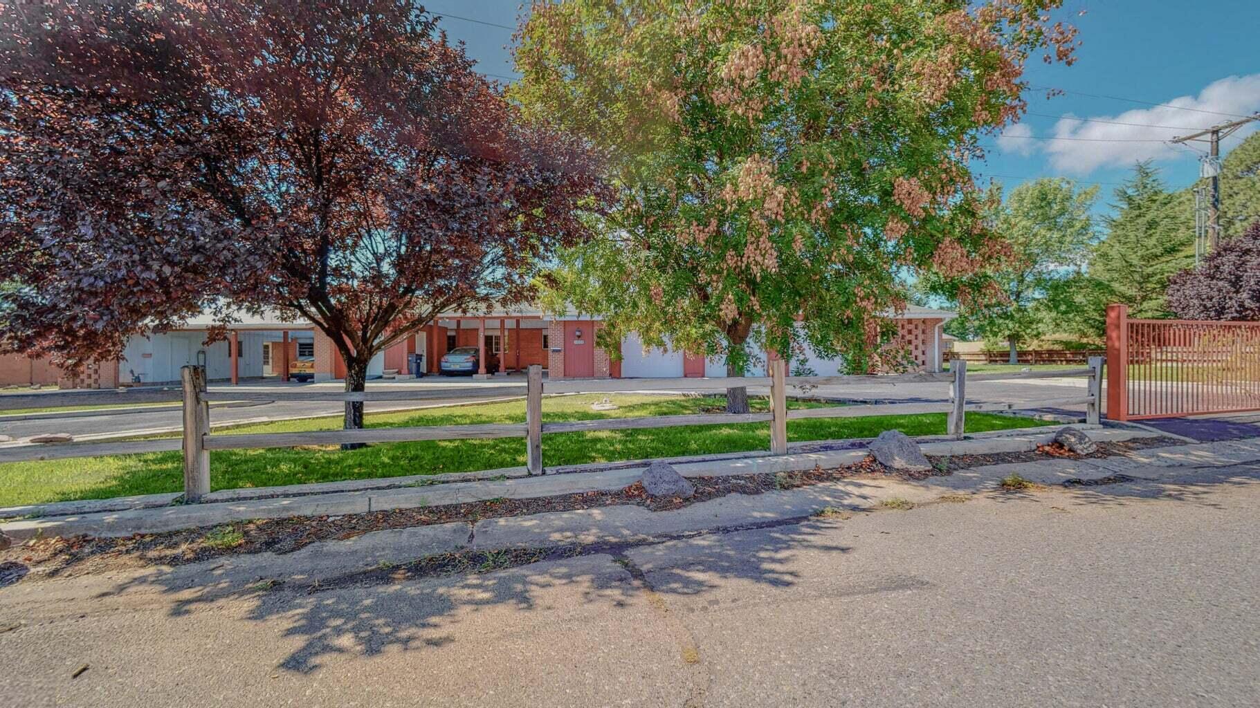 10000 COUNTRY CLUB Lane NW 1