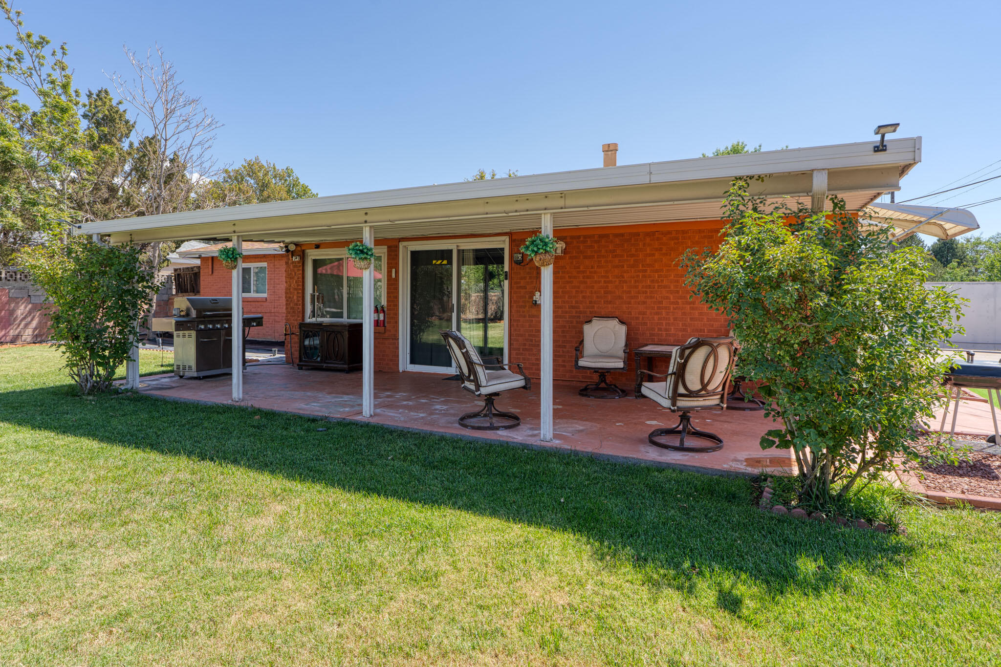 7611 APACHE Avenue NE