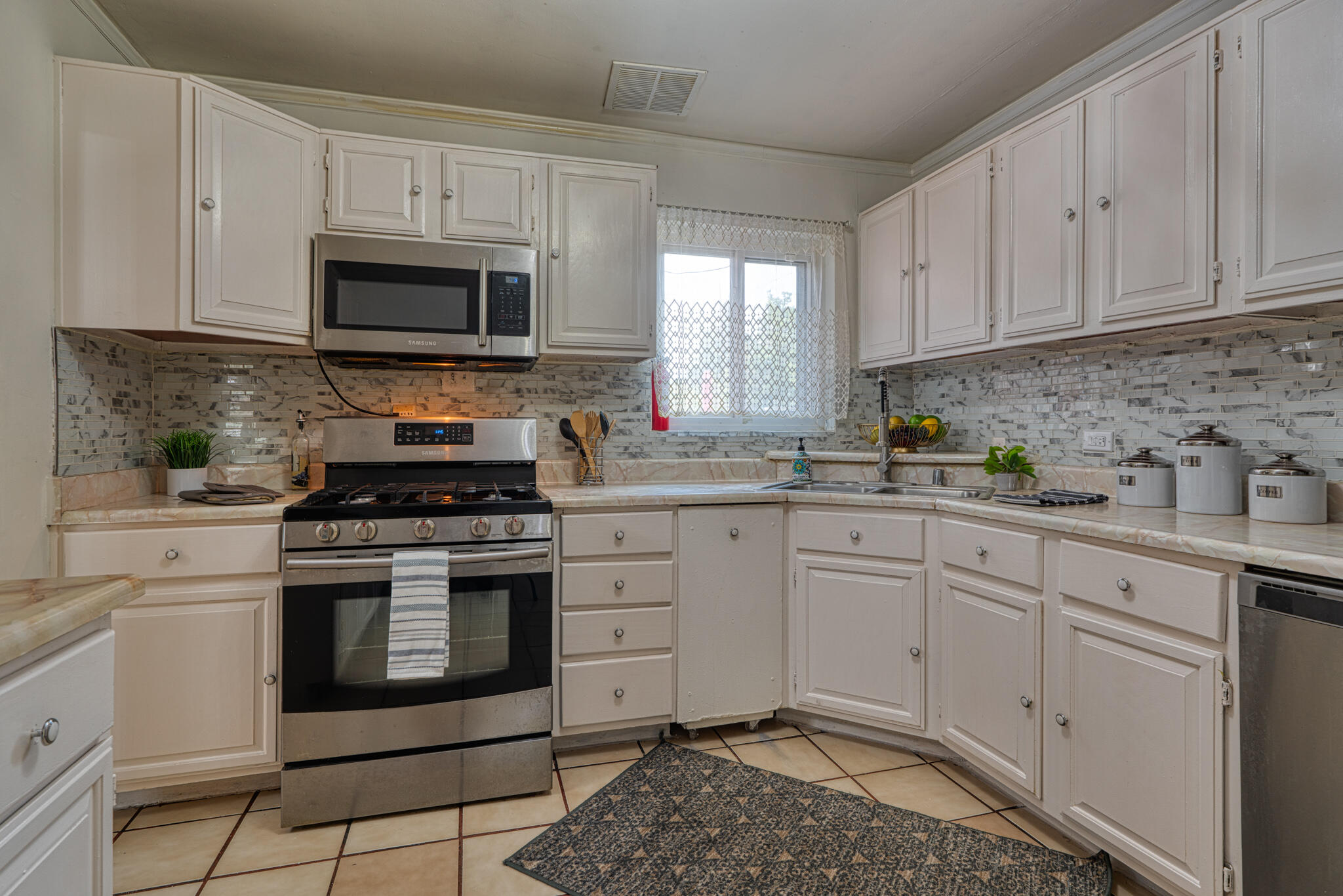 7611 APACHE Avenue NE