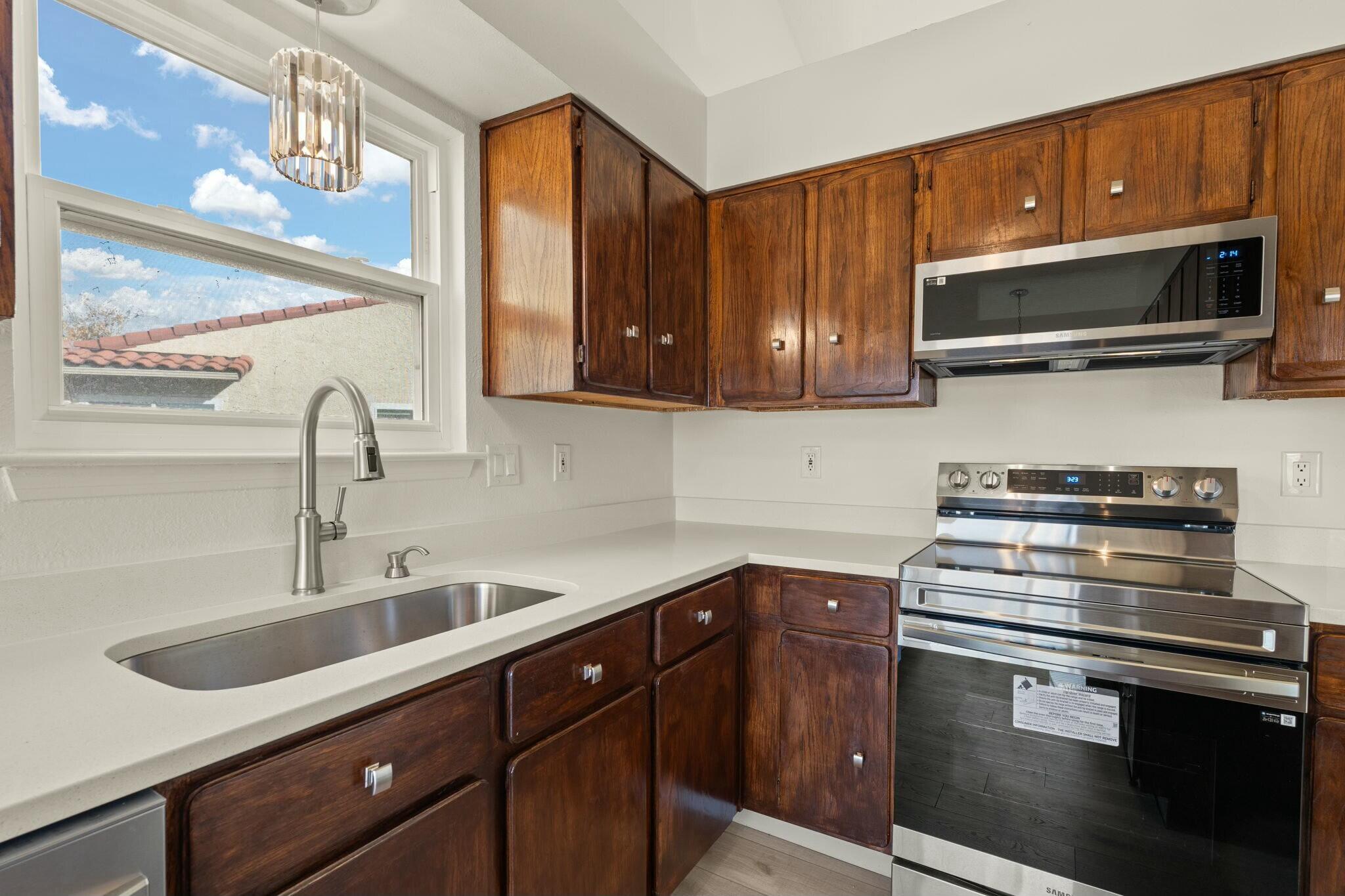 608 EASTLAKE Drive SE