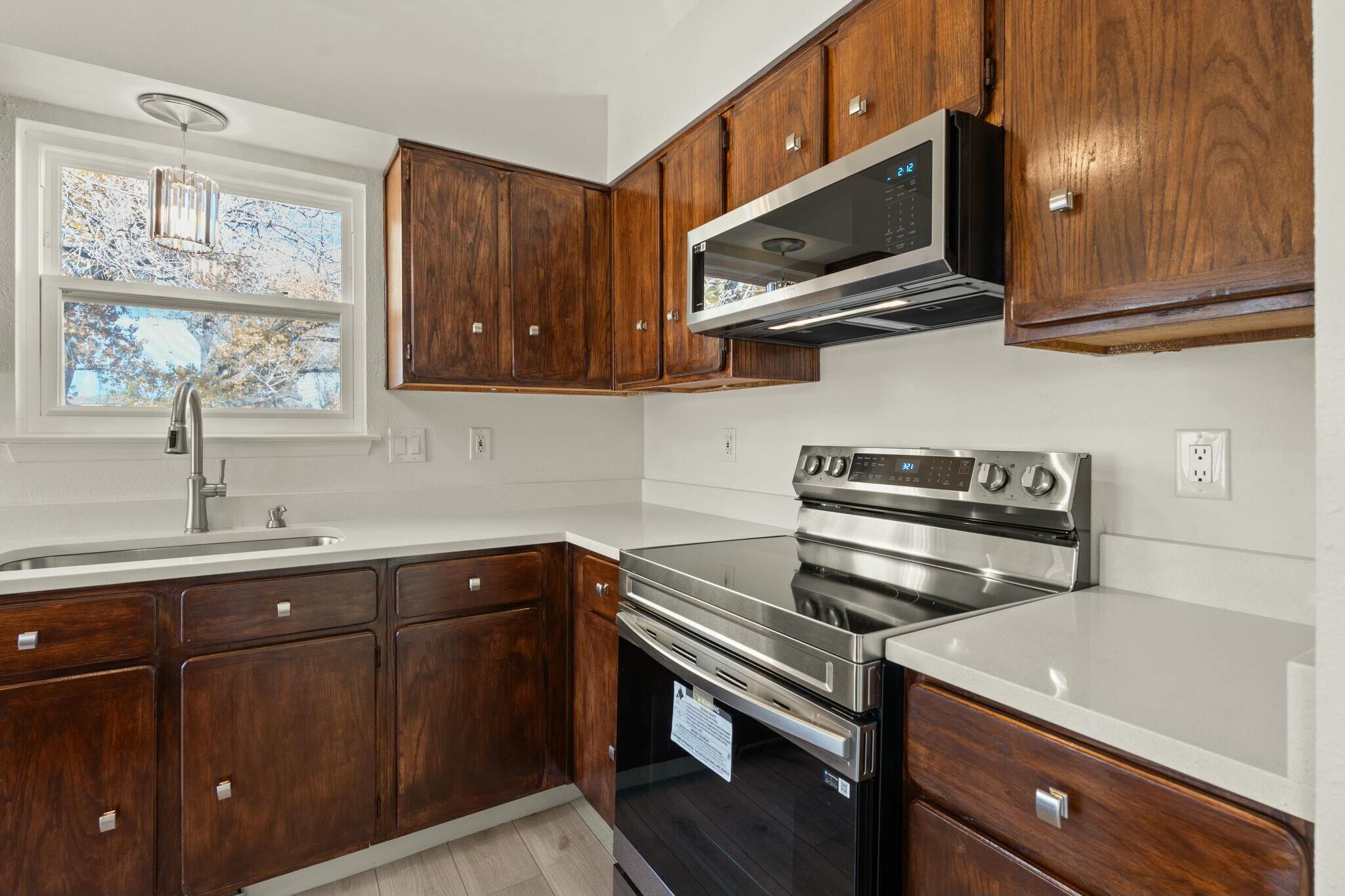 608 EASTLAKE Drive SE