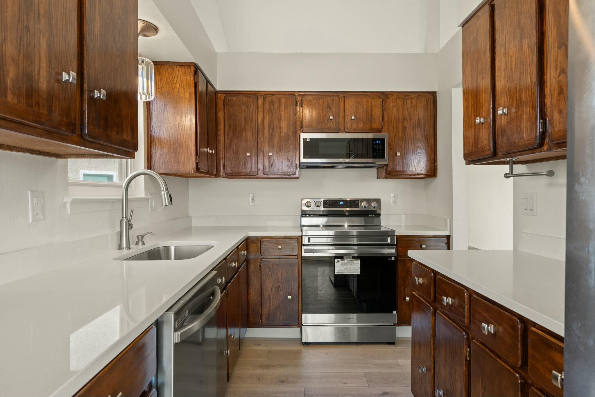 608 EASTLAKE Drive SE