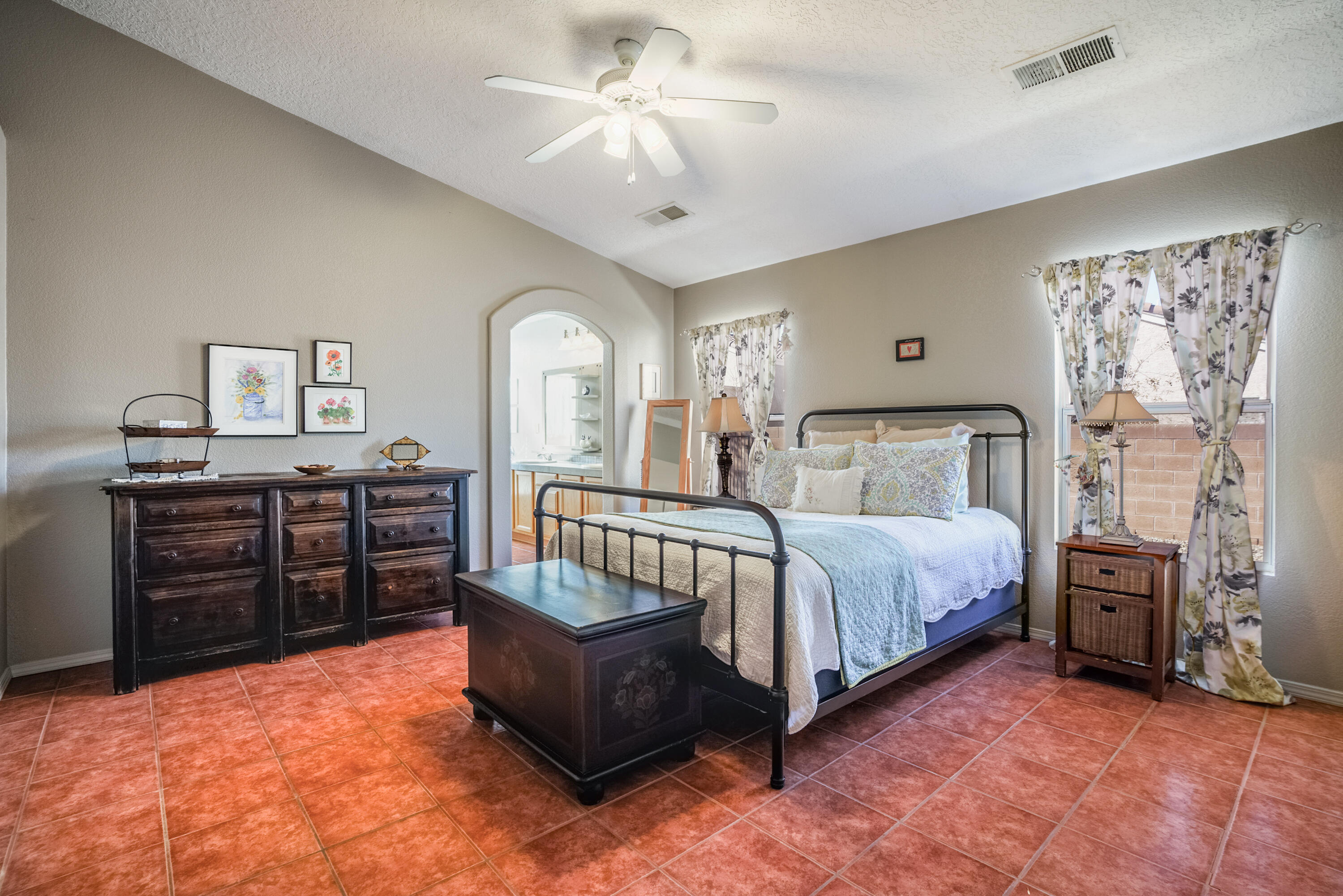 6132 VAUGHN Drive NE