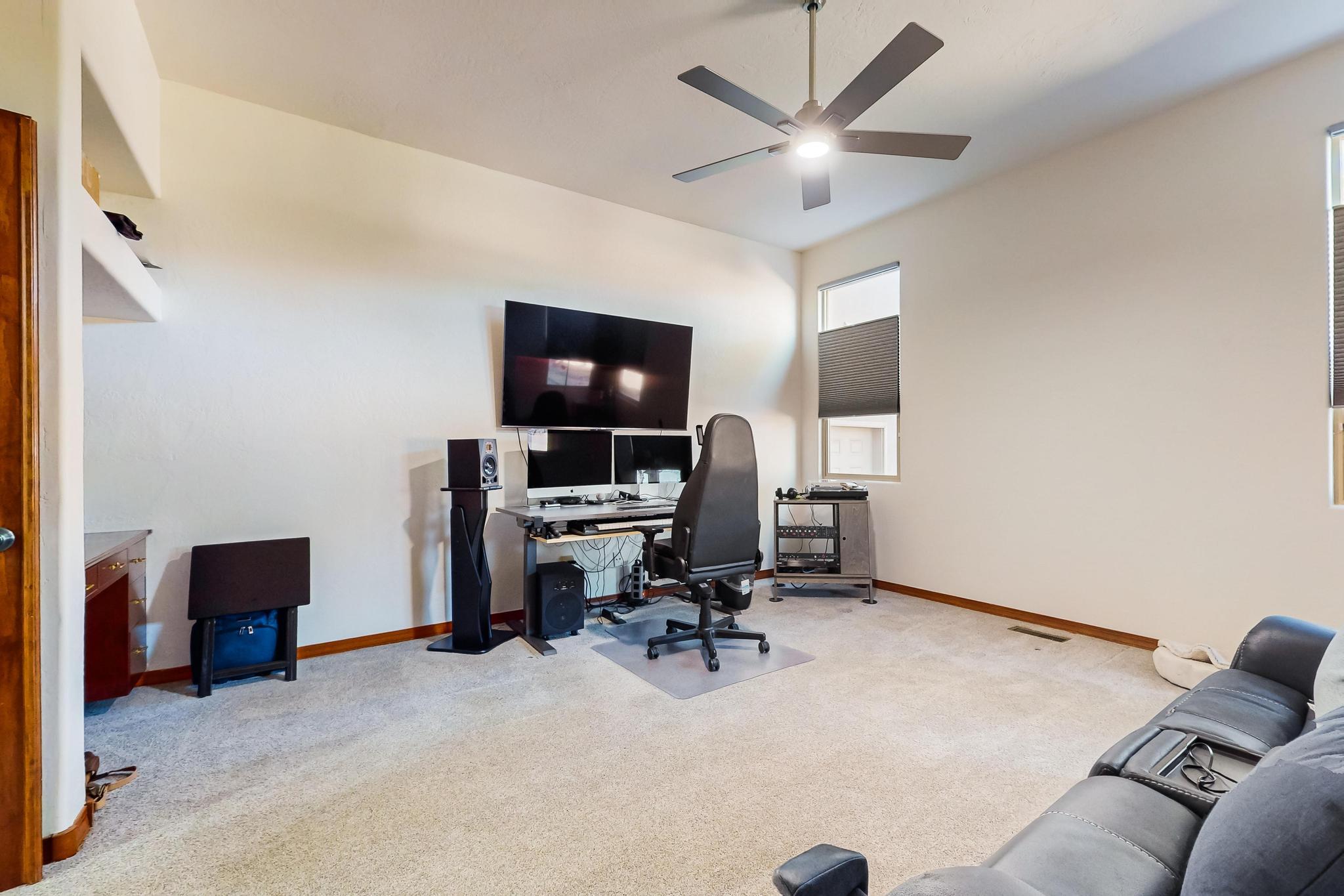 9216 AUTUMN ROSE Drive NE