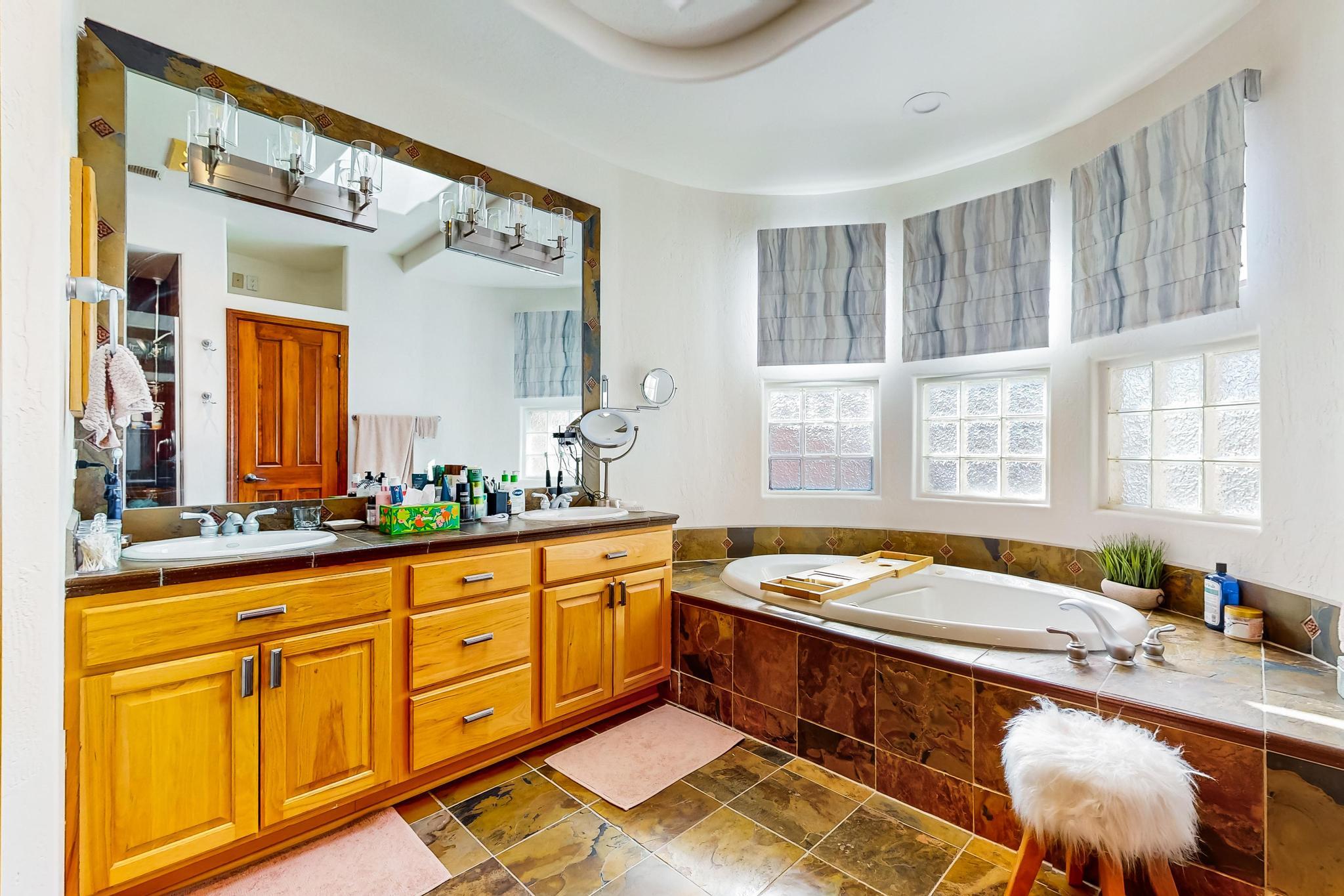 9216 AUTUMN ROSE Drive NE