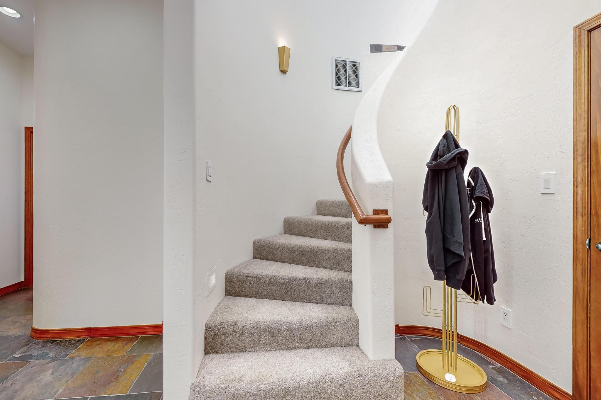 9216 AUTUMN ROSE Drive NE