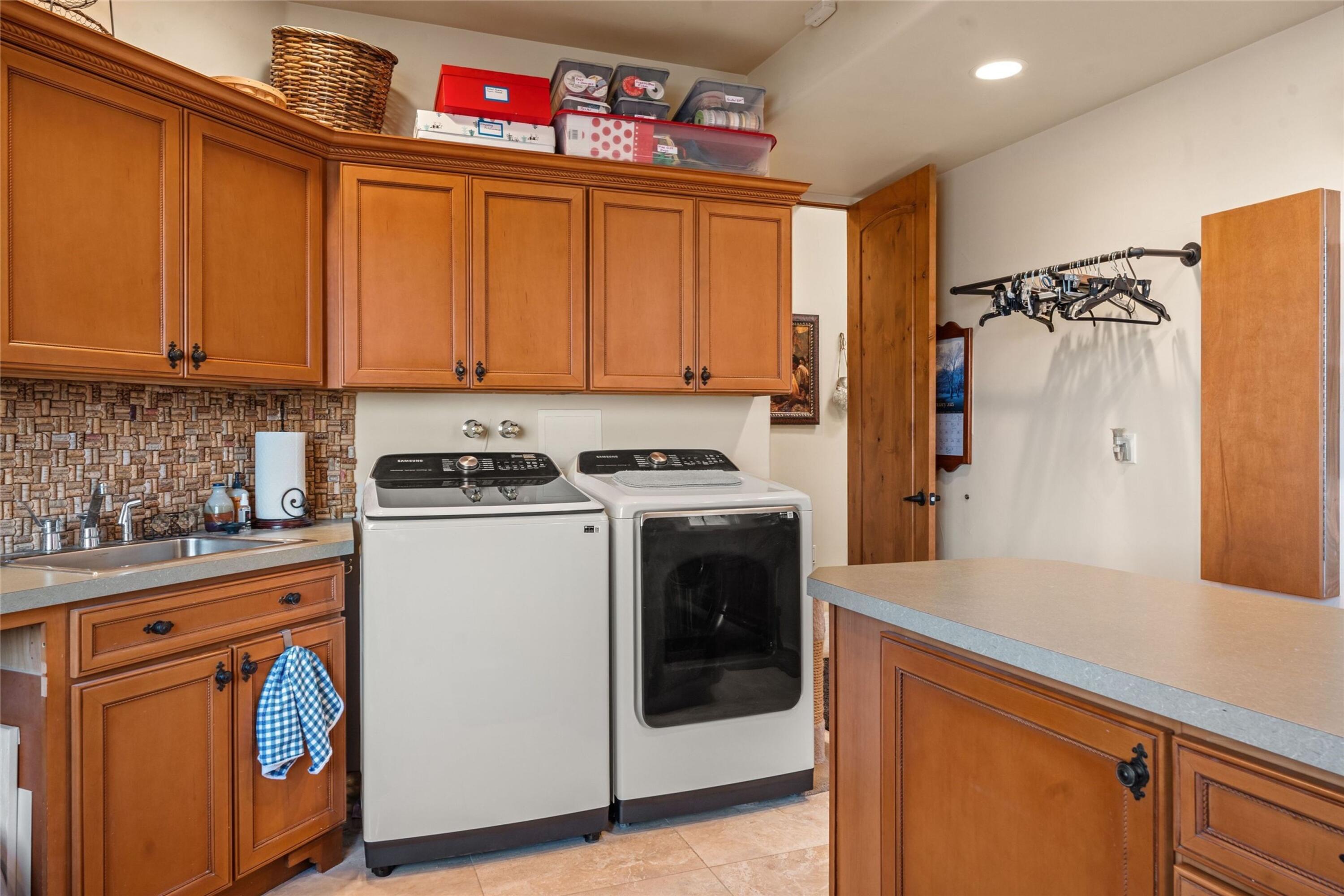 921 CAMINO VISTA RIO