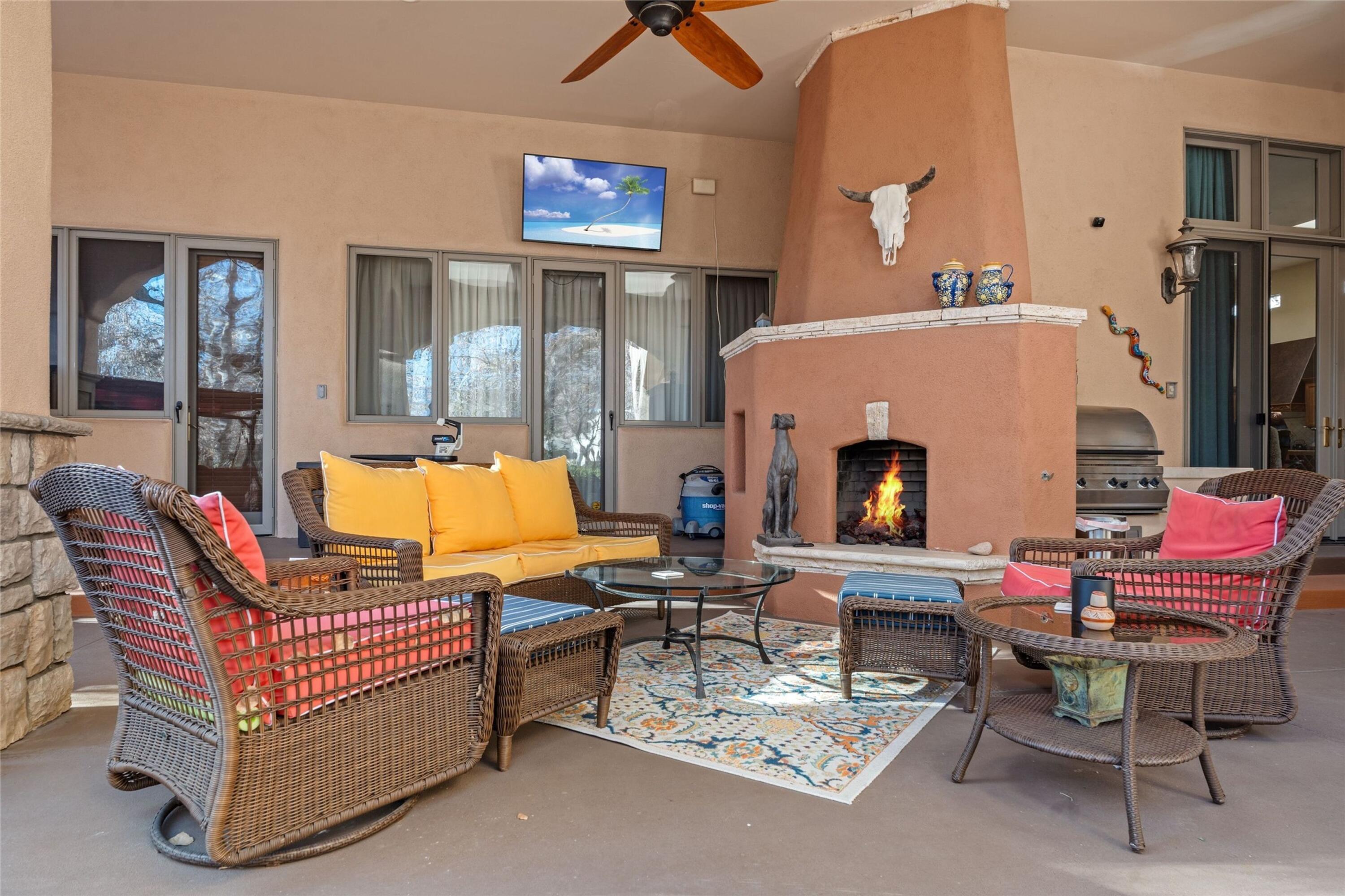 921 CAMINO VISTA RIO