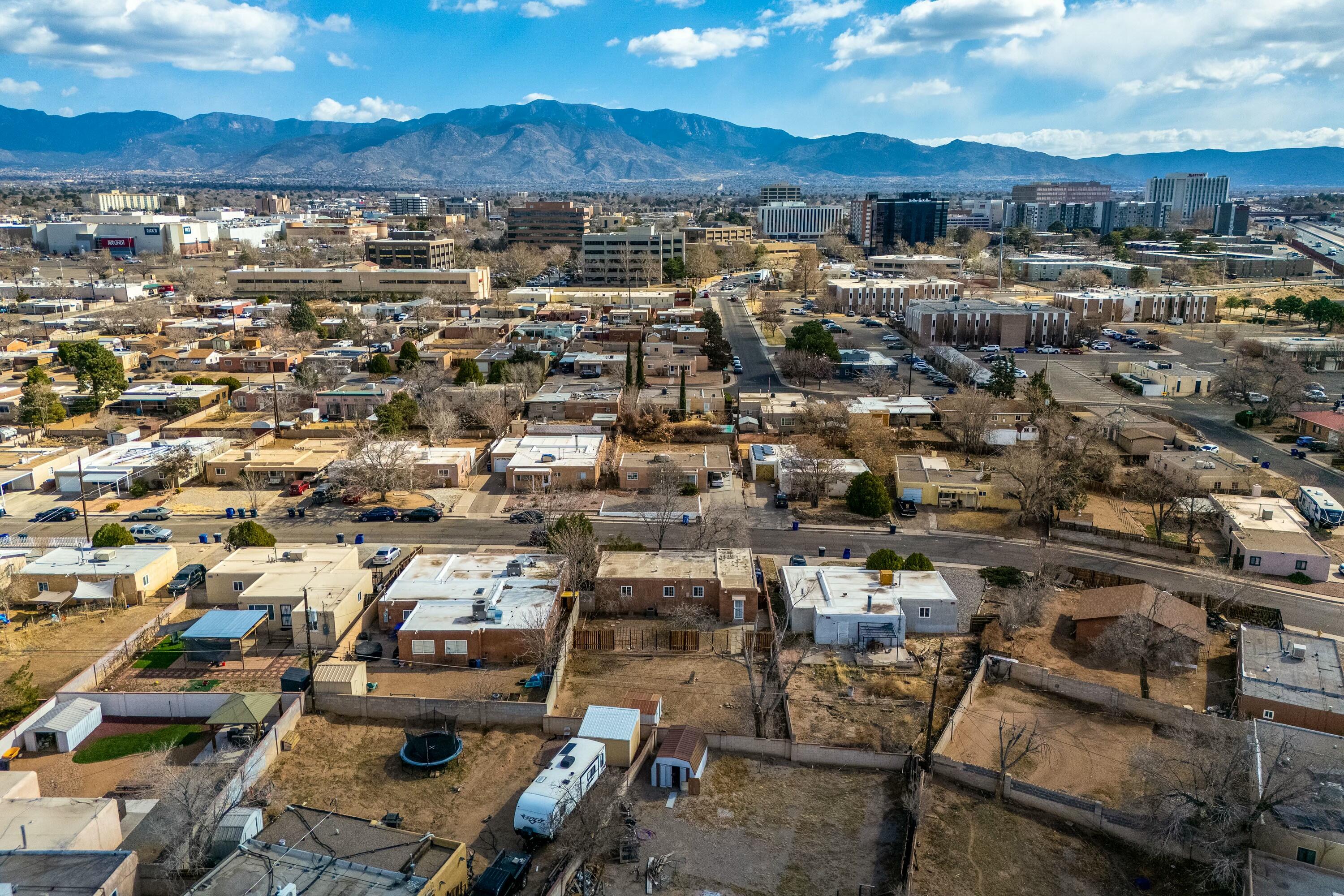 2317 VALENCIA Drive NE